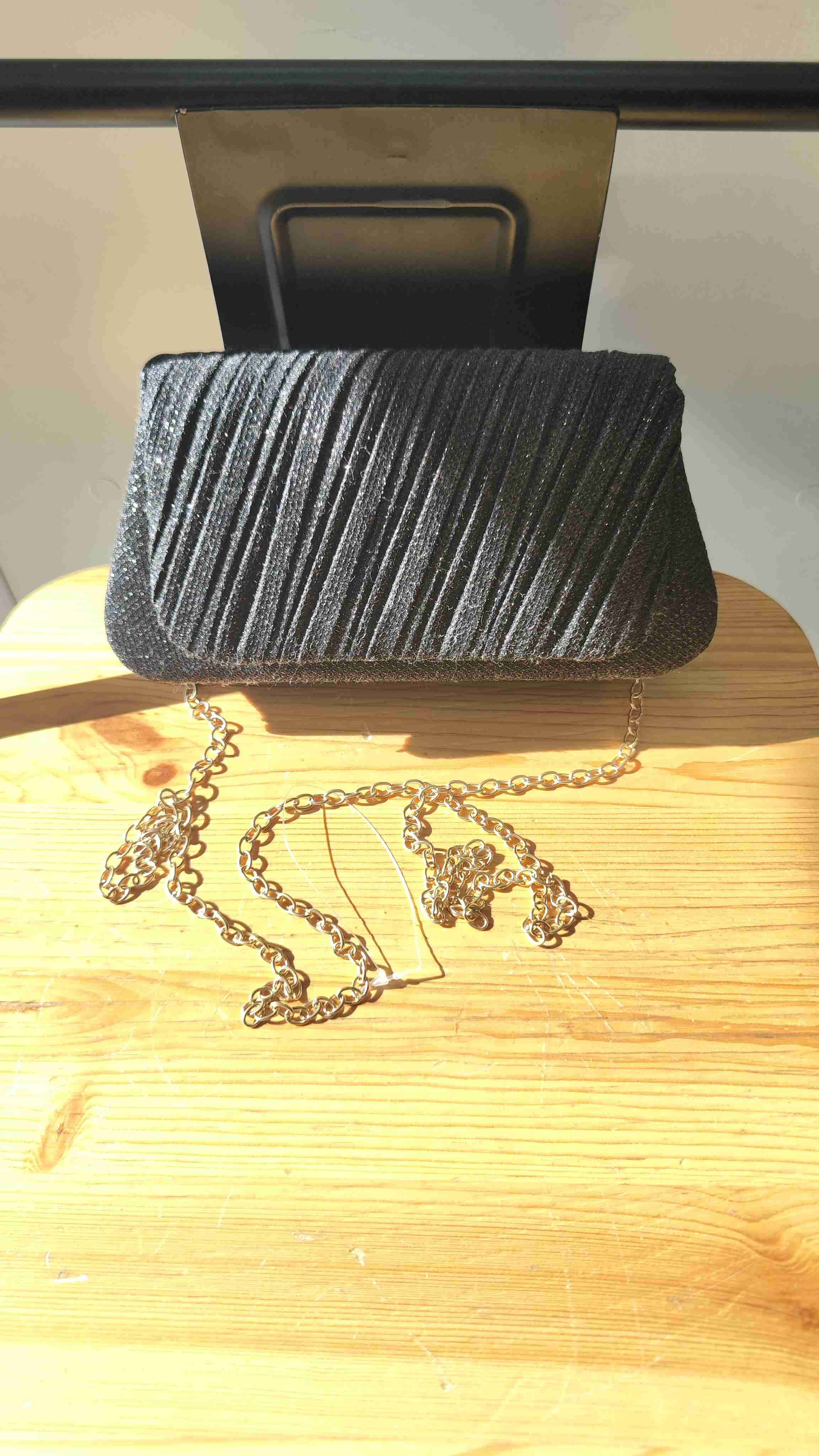 Clutch negro con cadena dorada