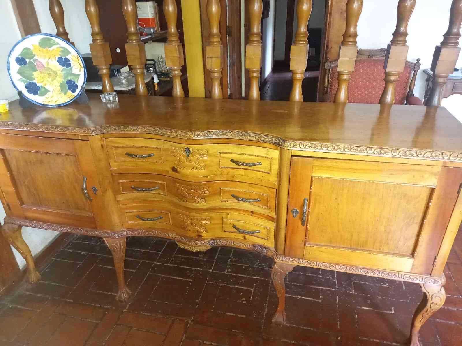 Bufé de madera tallada, estilo chipendale