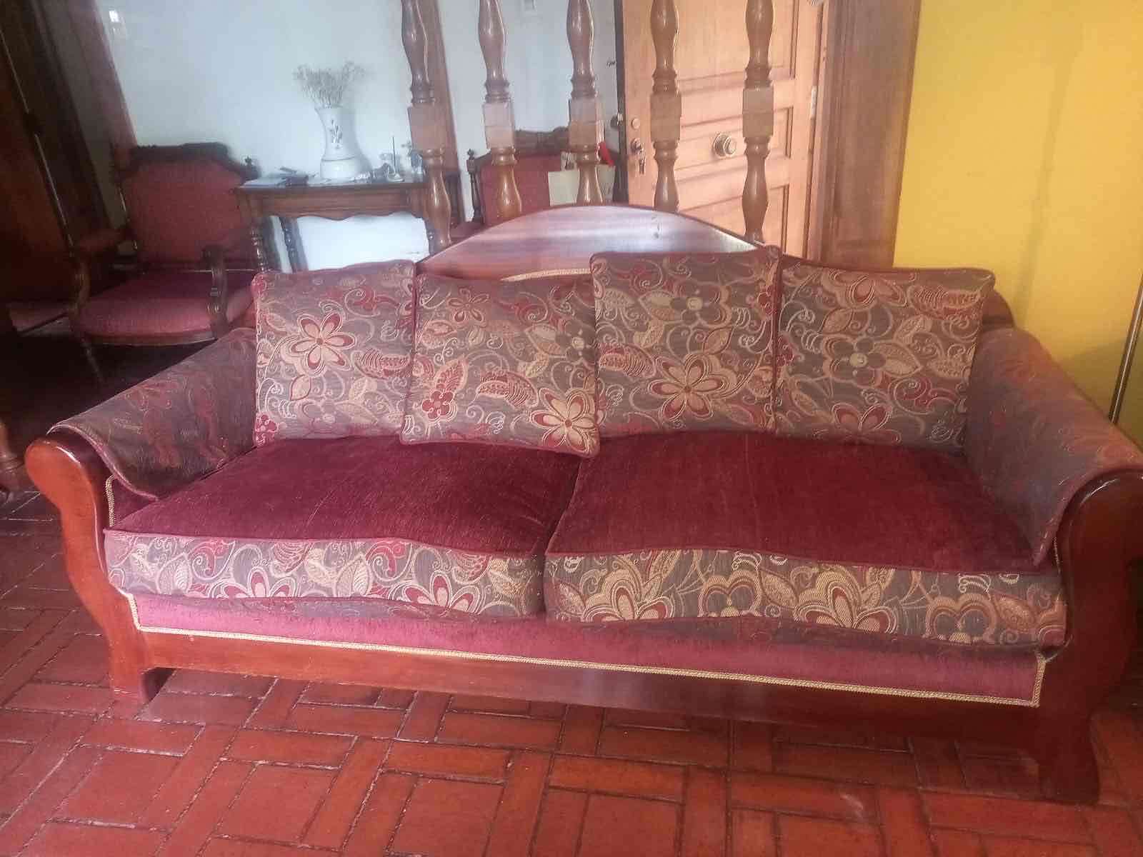 Sofá de tres cuerpos floral