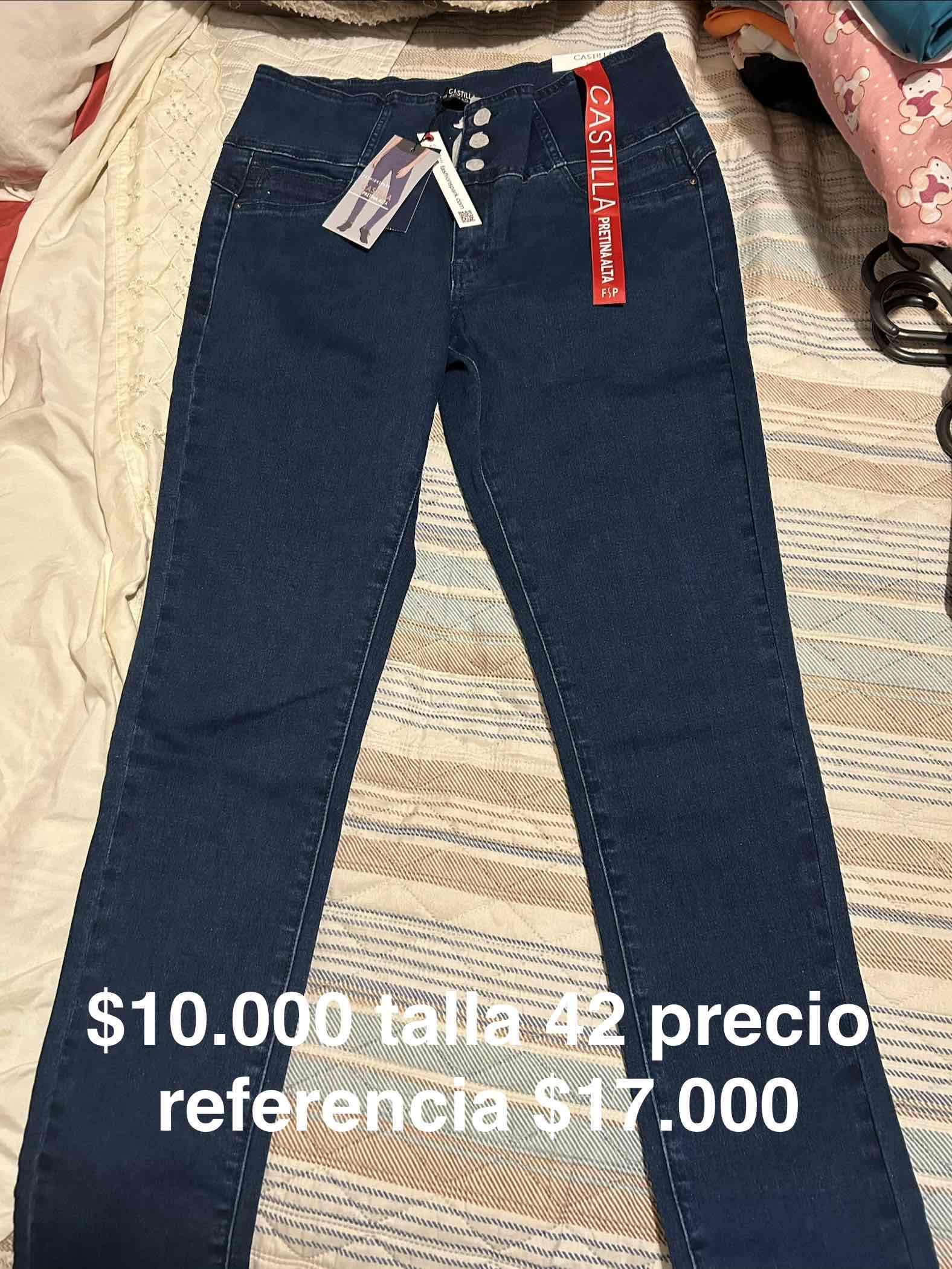 Jeans azules con detalles en botones