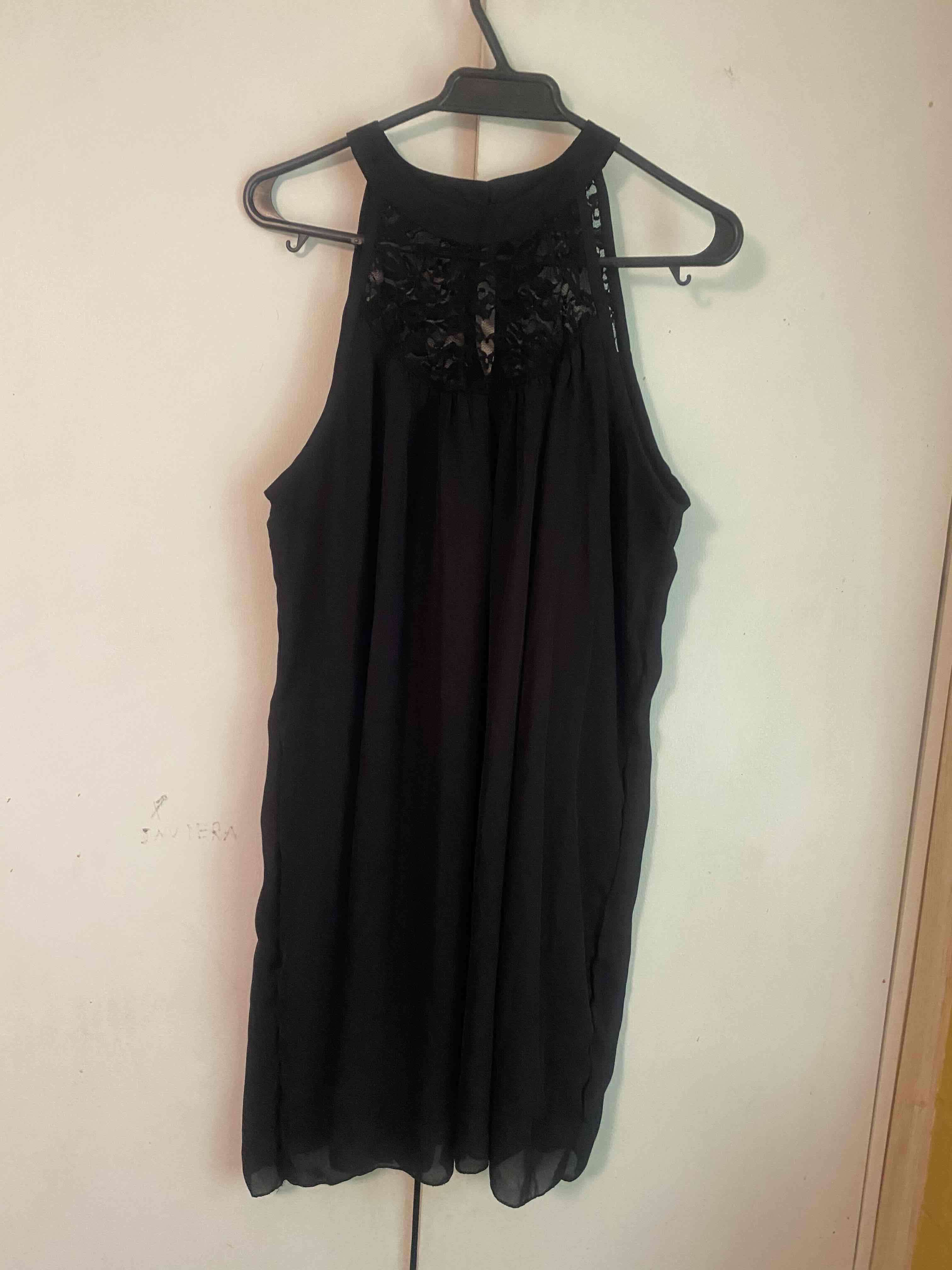 Vestido negro con detalles de encaje