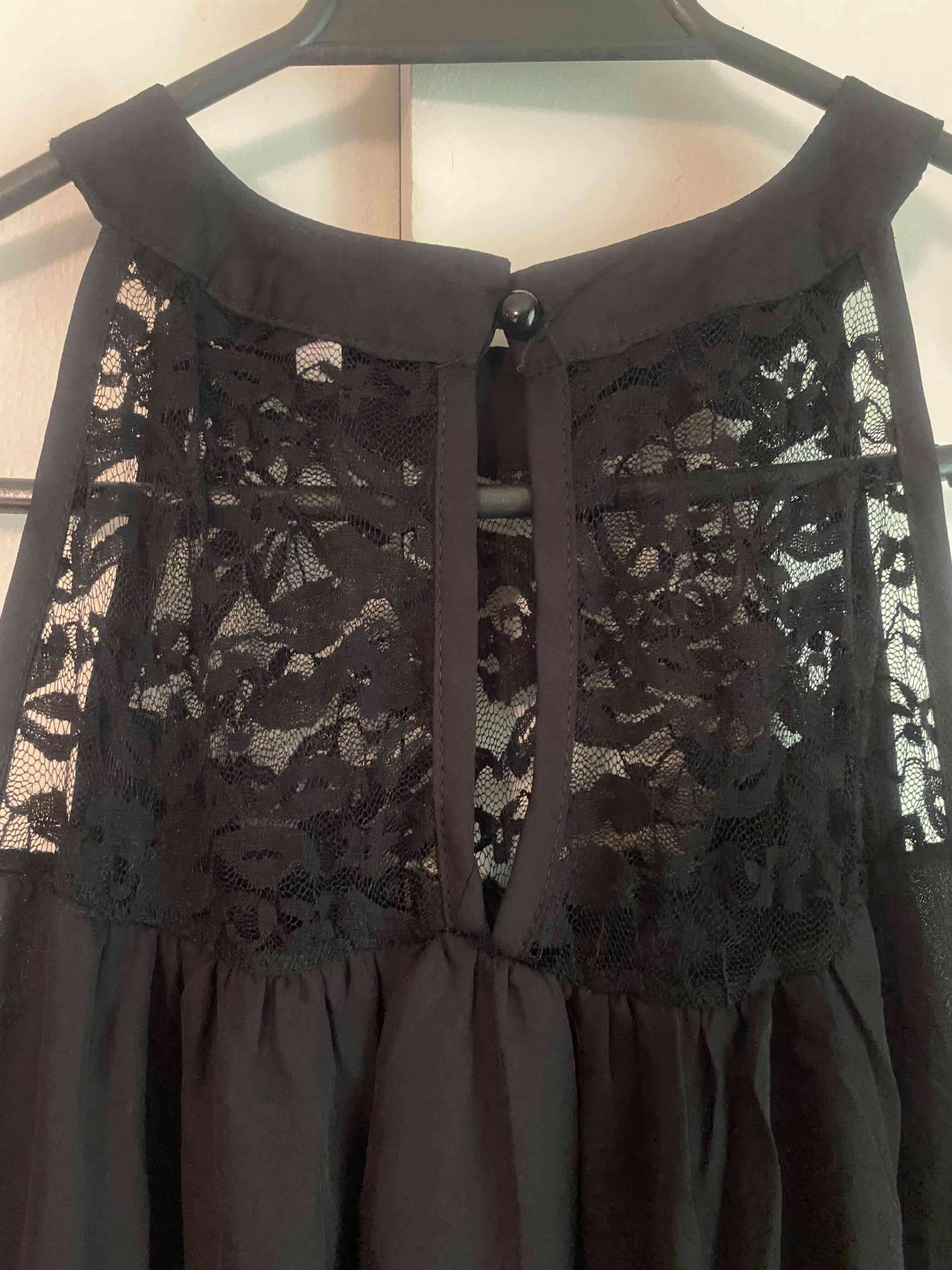 Vestido negro con detalles de encaje - miniatura 2