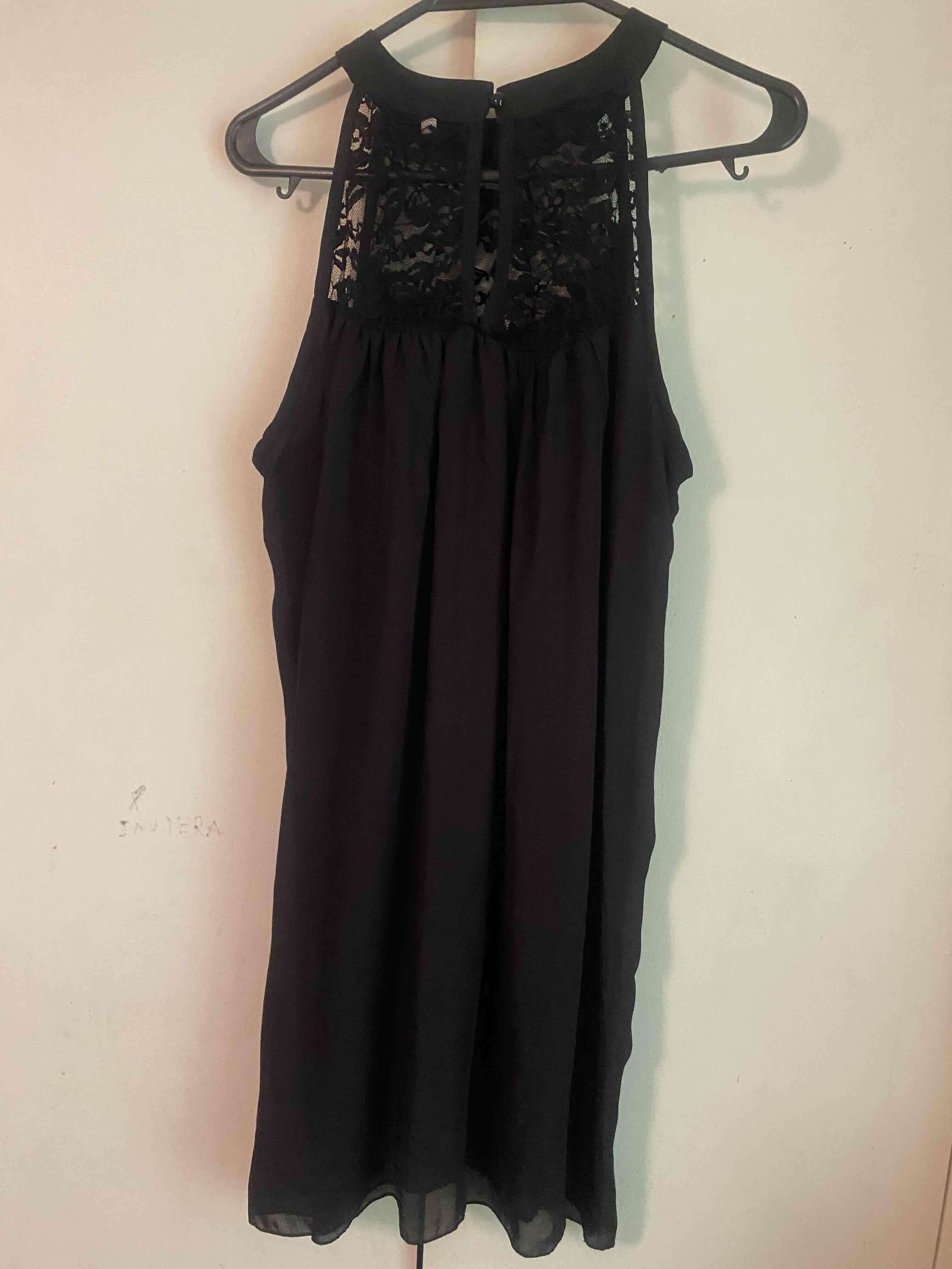 Vestido negro con detalles de encaje - miniatura 3