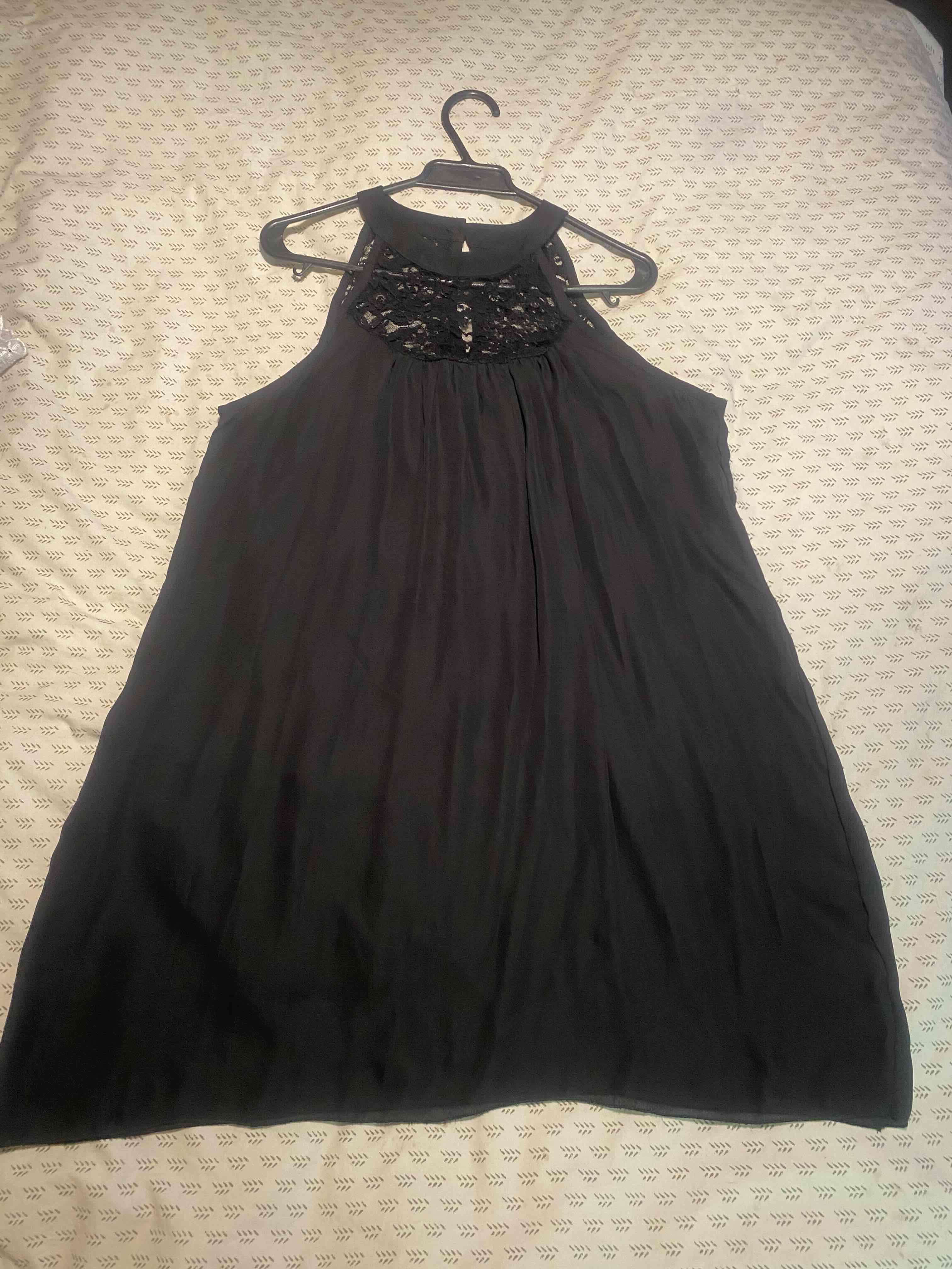 Vestido negro con detalles de encaje - miniatura 4
