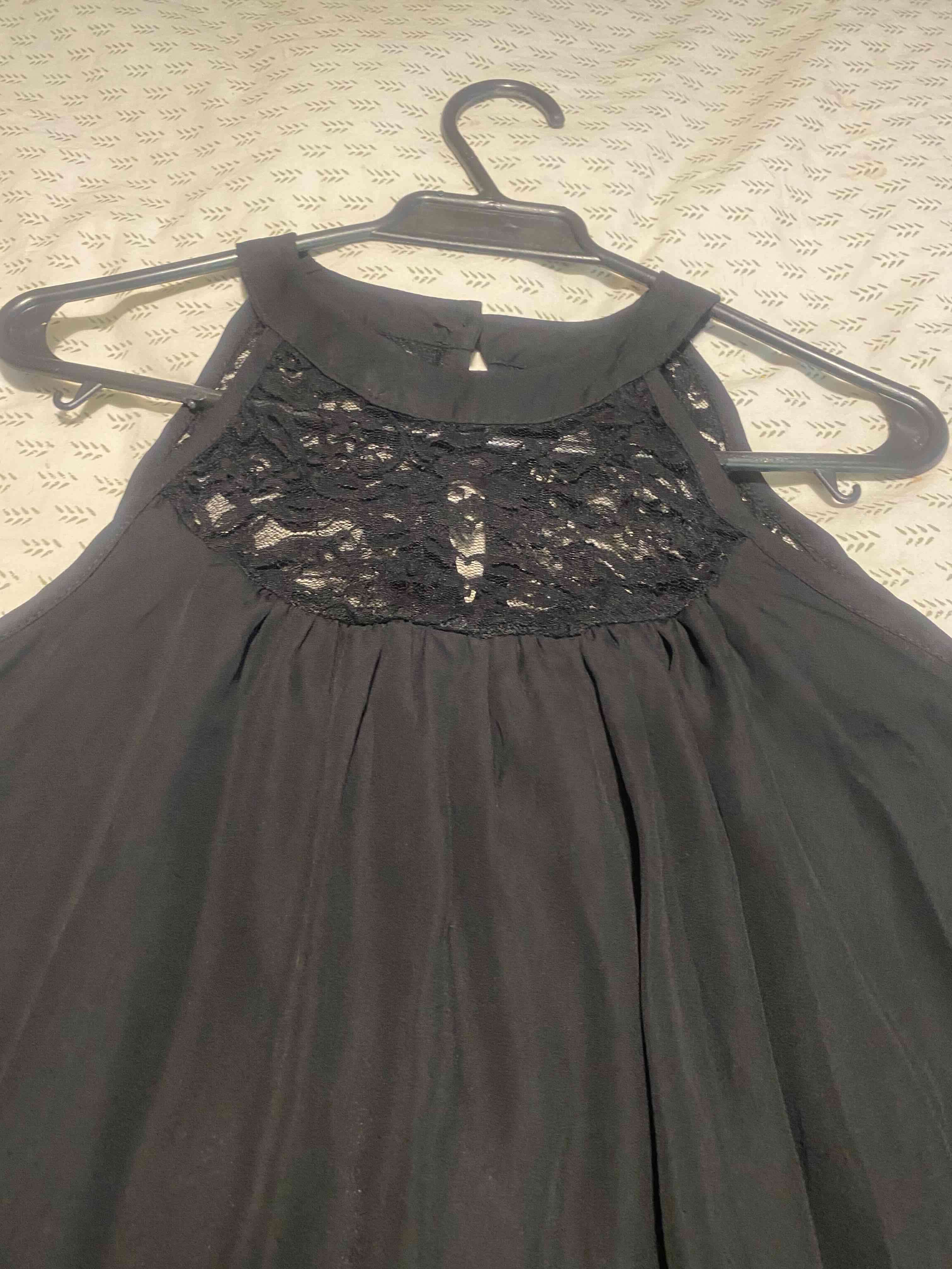 Vestido negro con detalles de encaje - miniatura 5