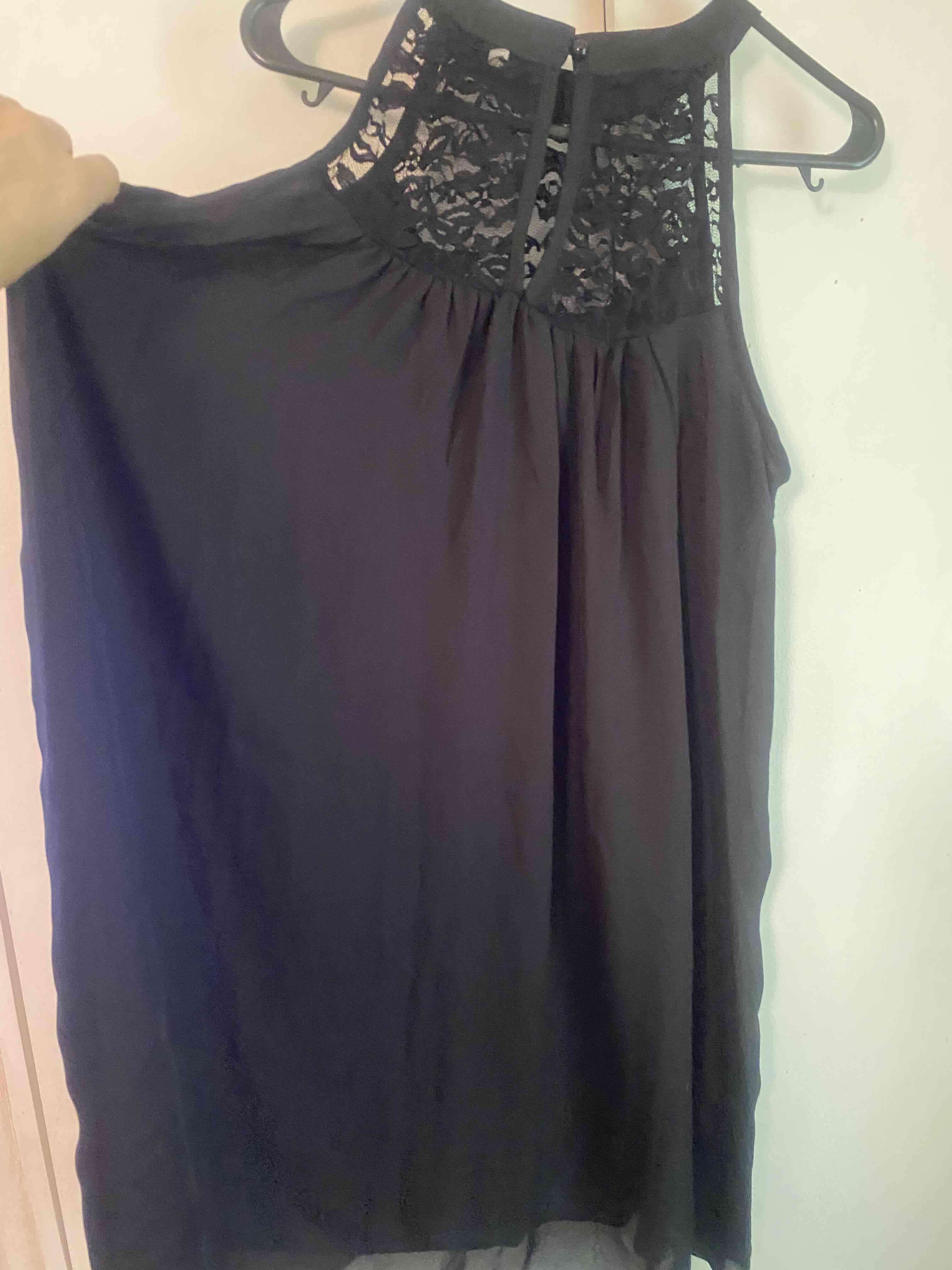 Vestido negro con detalles de encaje - miniatura 6