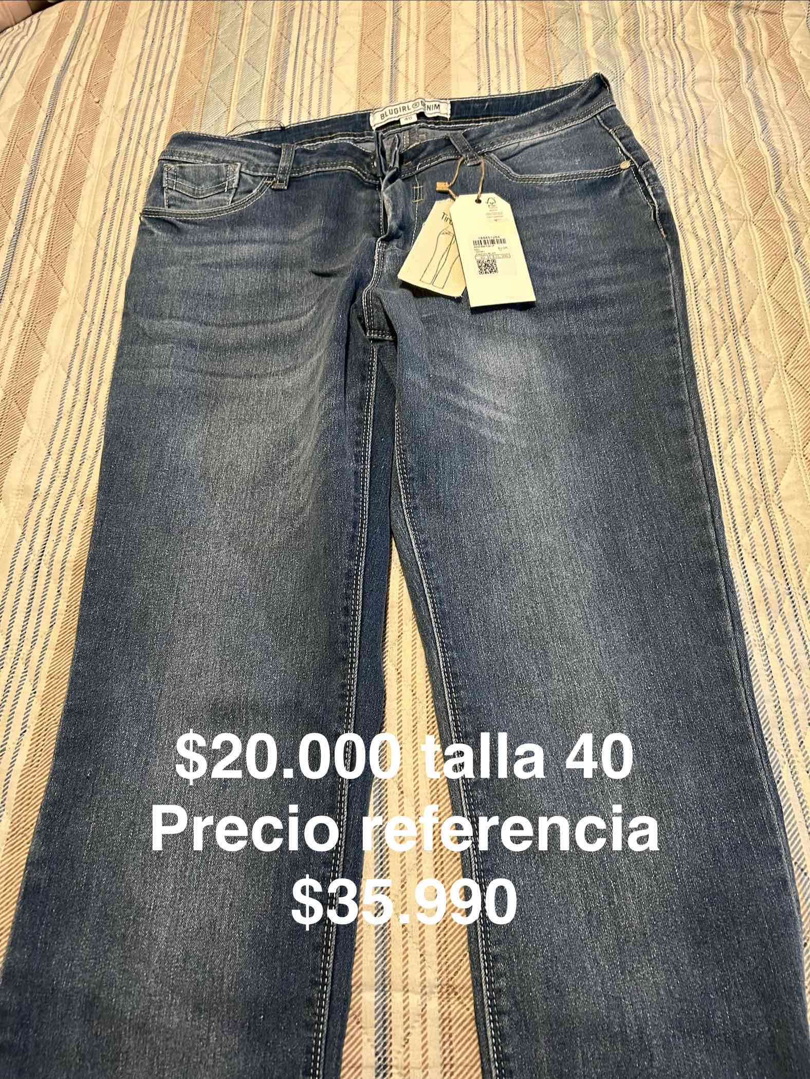 Jeans azul con etiquetas