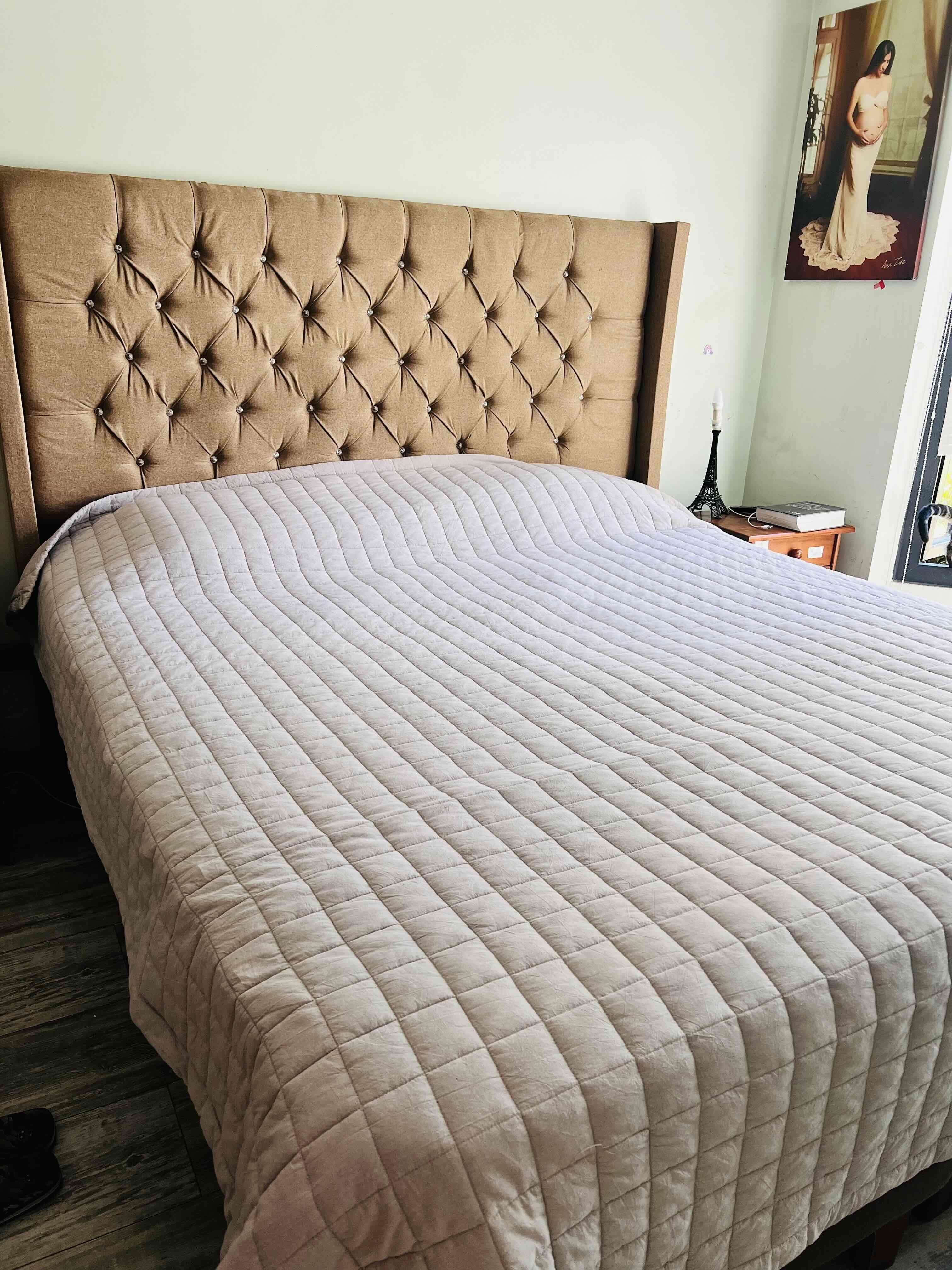 Cama con cabecera tapizada beige