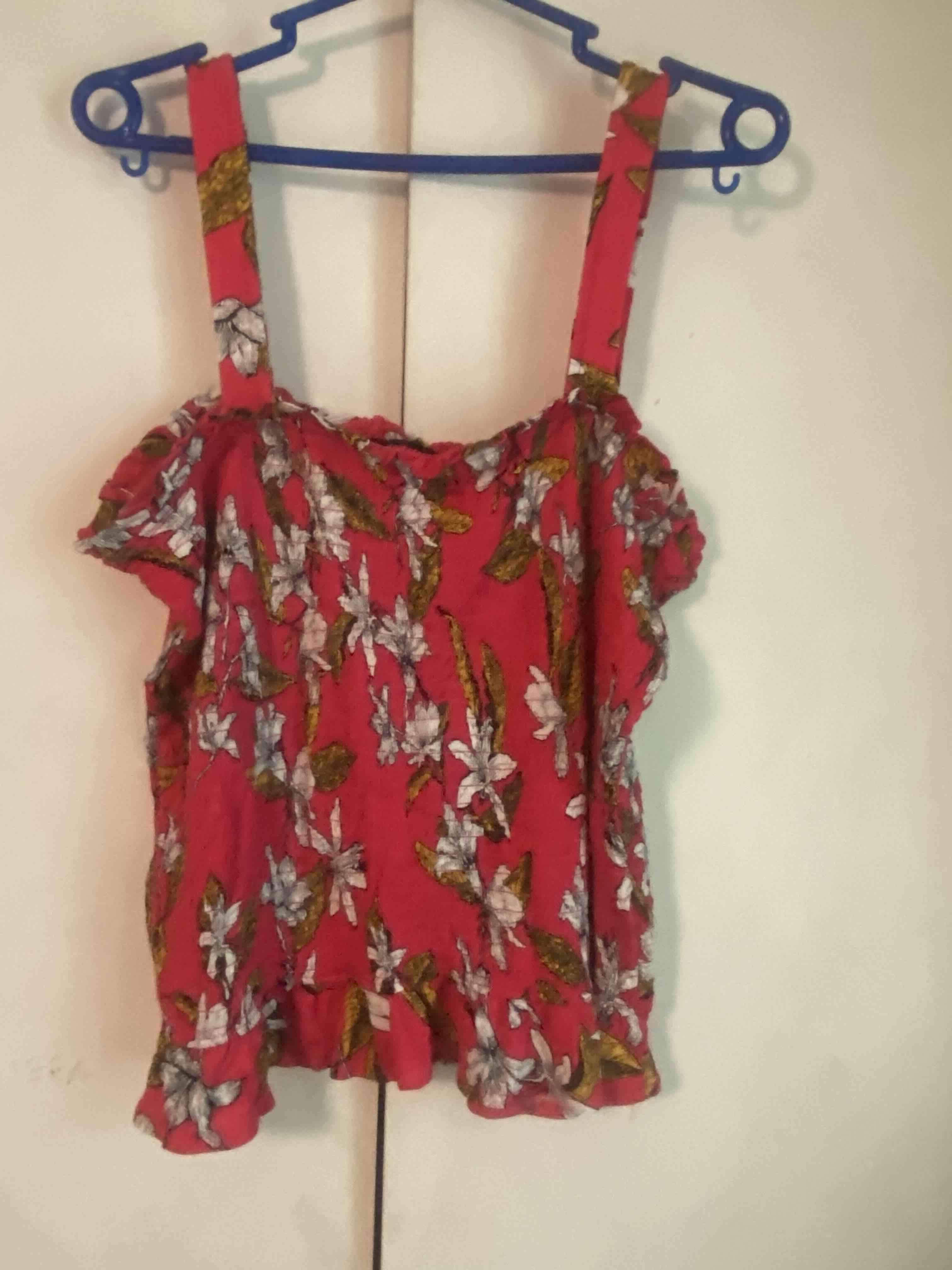 Blusa roja con estampado floral