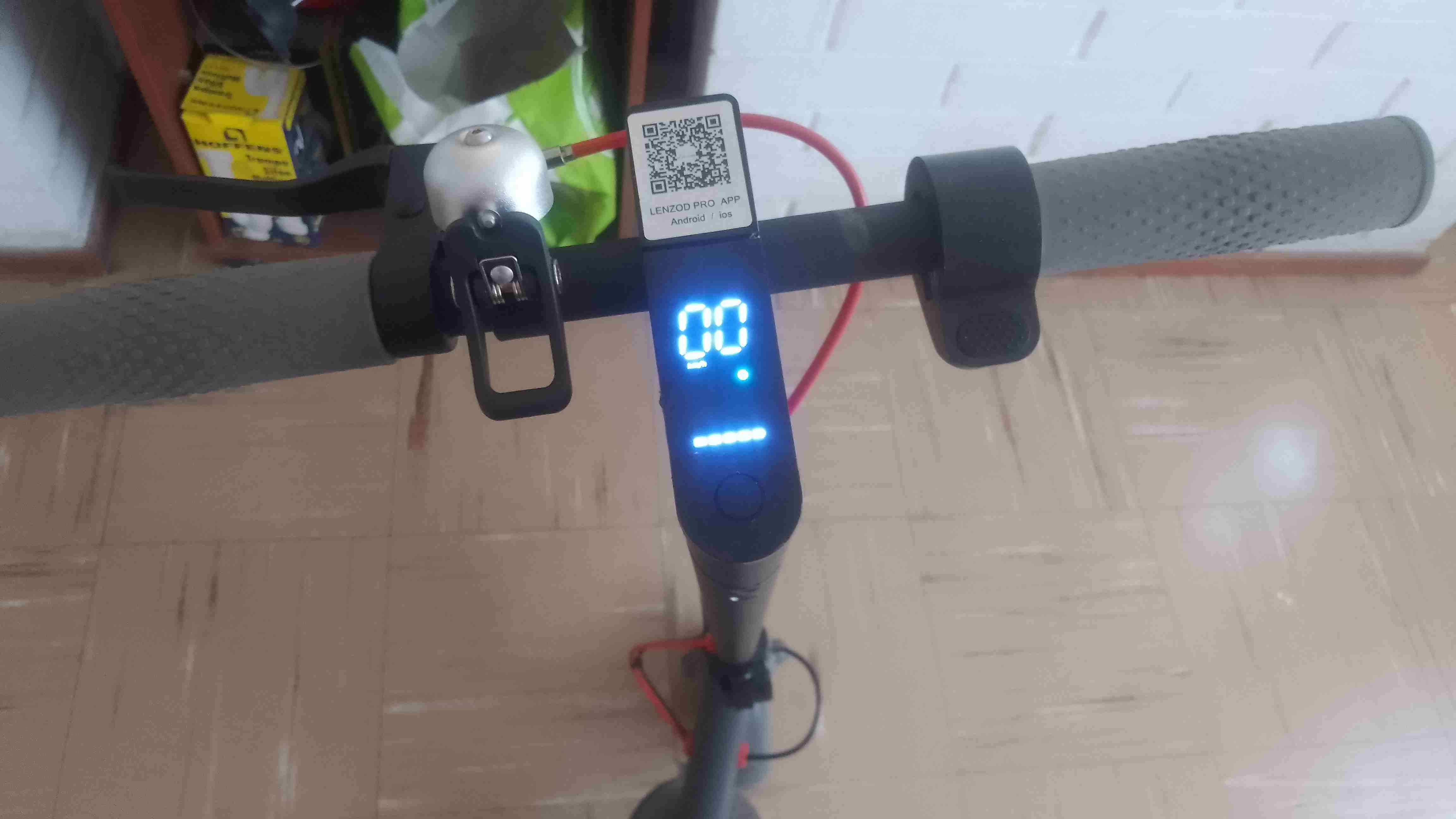 Scooter eléctrico negro en buen estado - miniatura 2