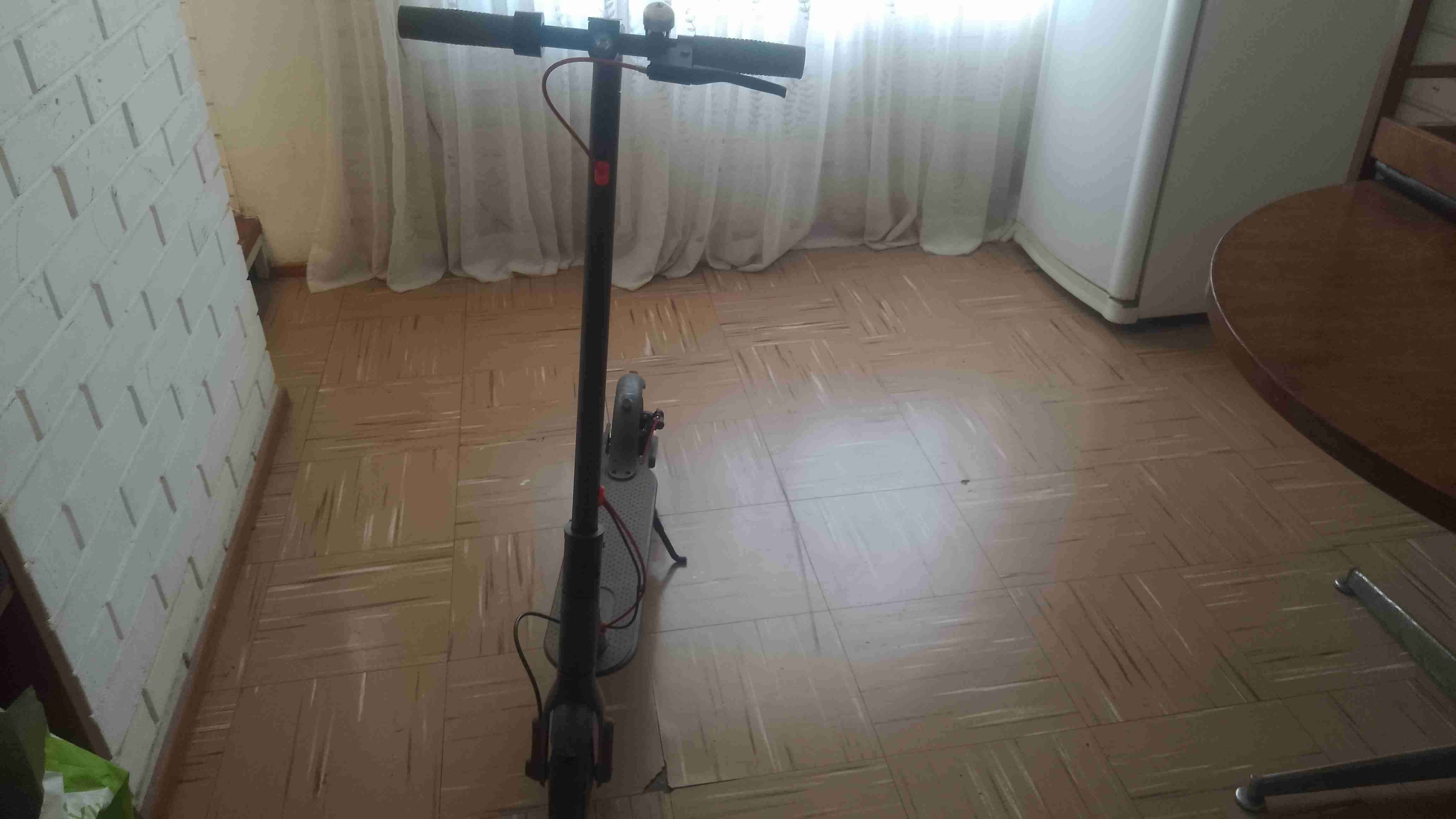 Scooter eléctrico negro en buen estado - miniatura 3