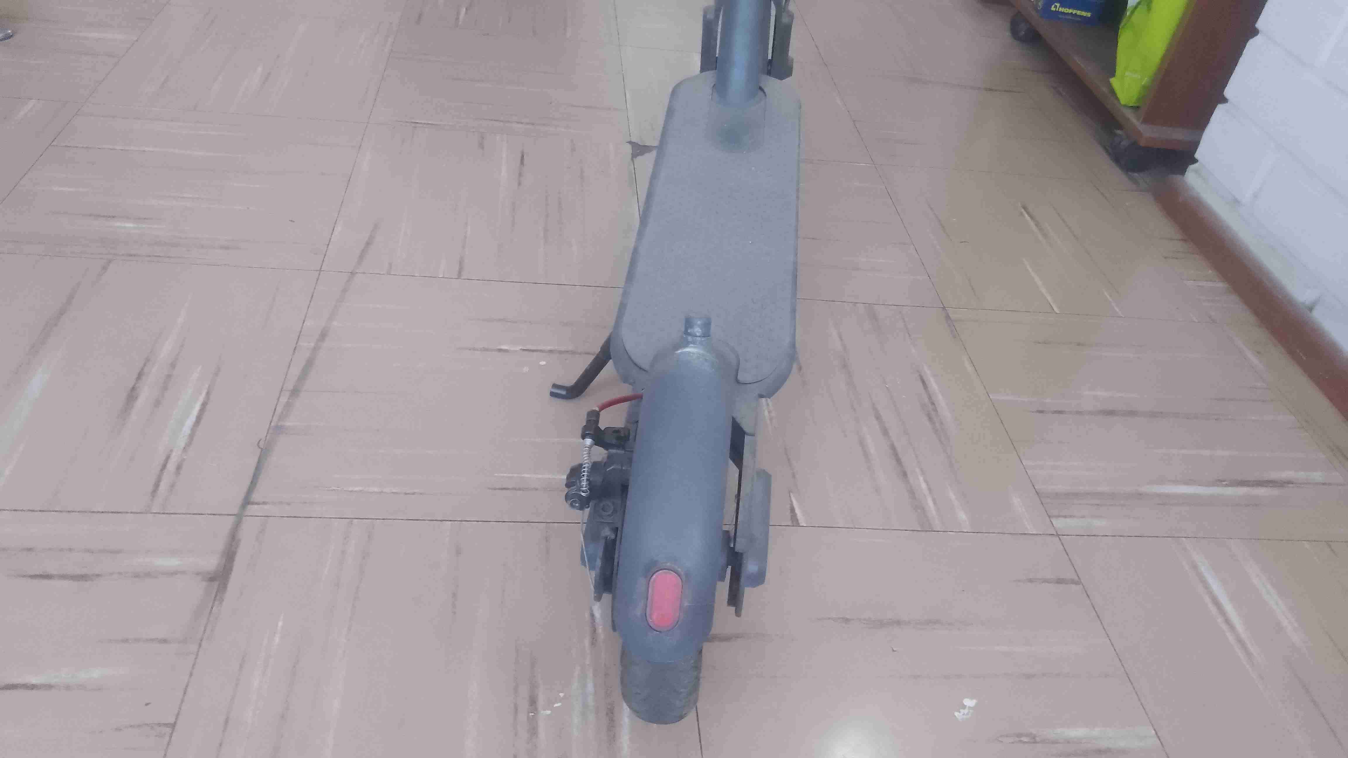 Scooter eléctrico negro en buen estado - miniatura 4