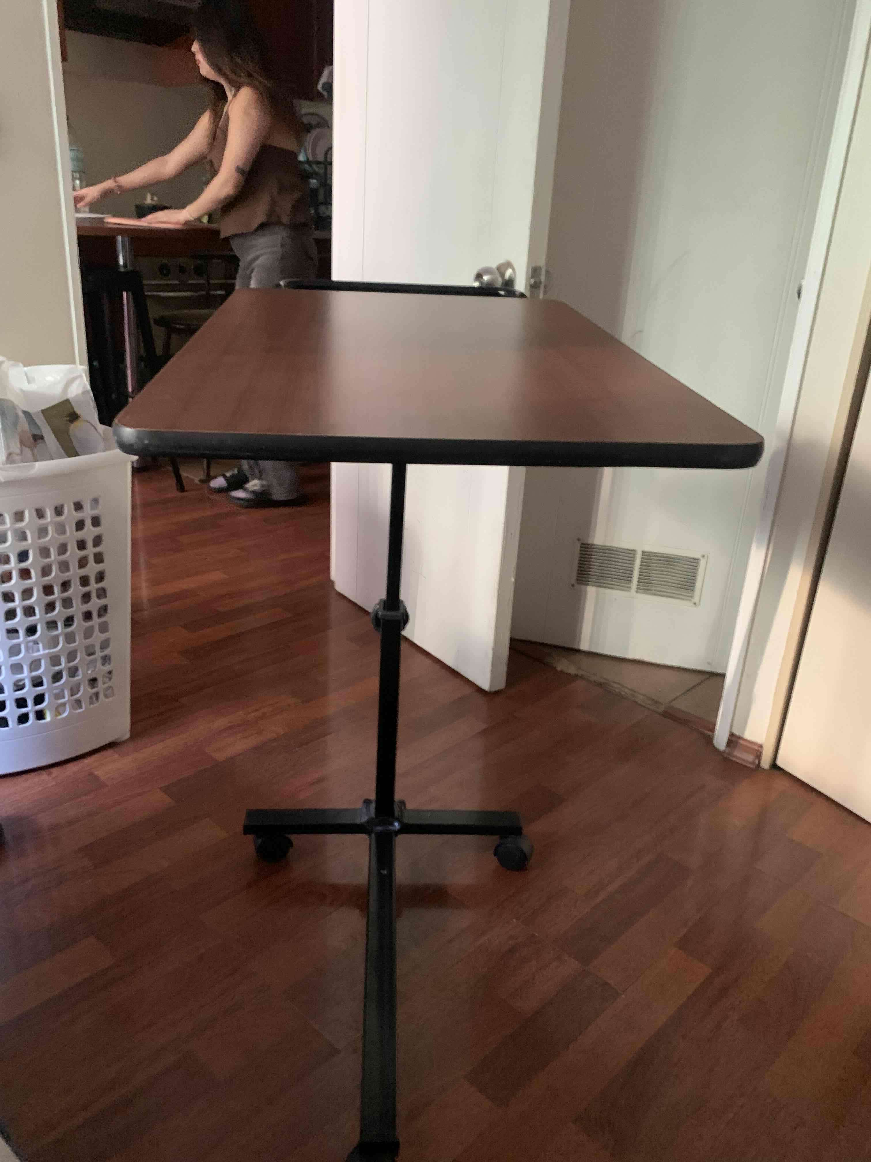 Mesa auxiliar ajustable con ruedas - miniatura 2