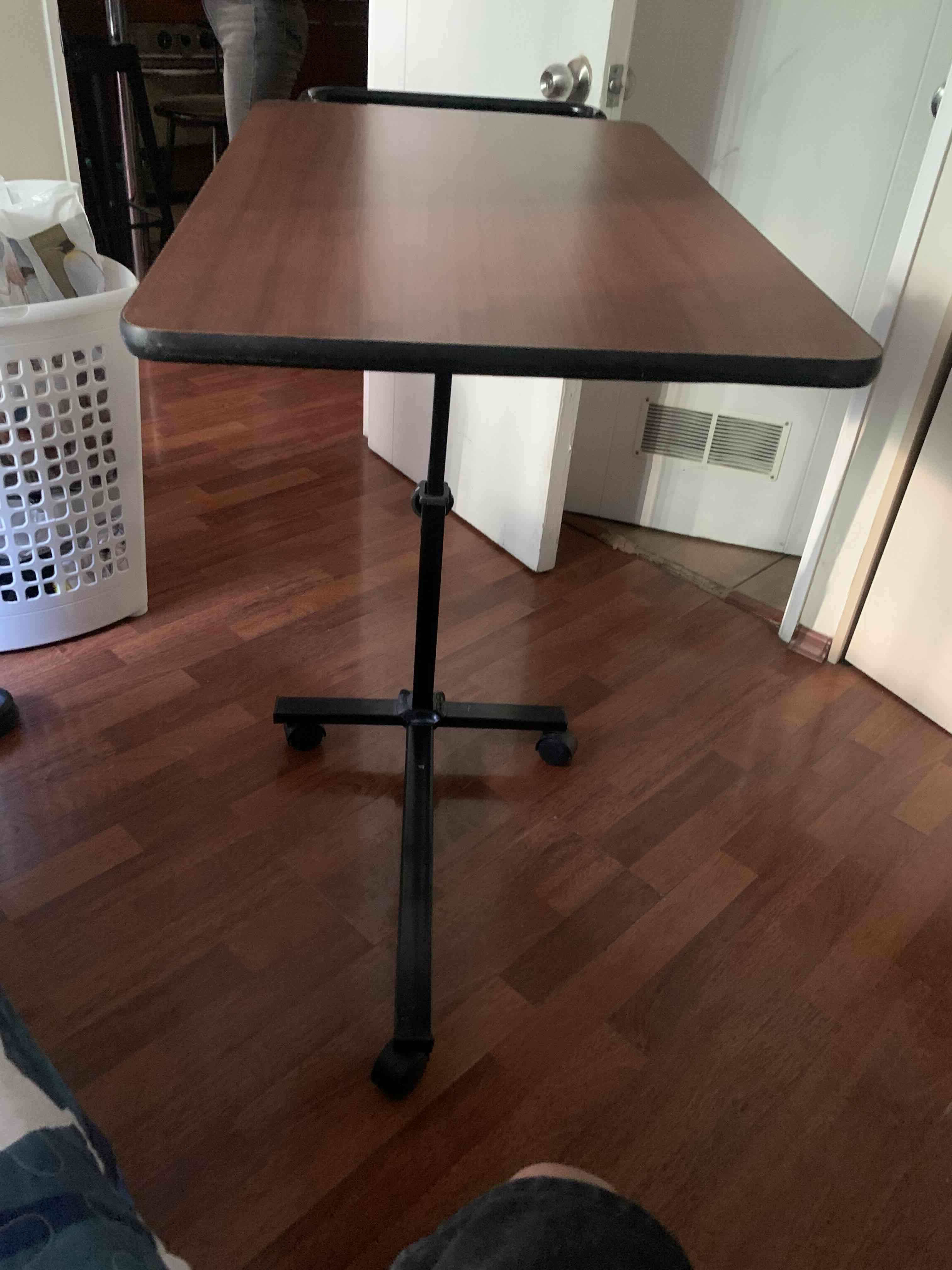 Mesa auxiliar ajustable con ruedas - miniatura 3