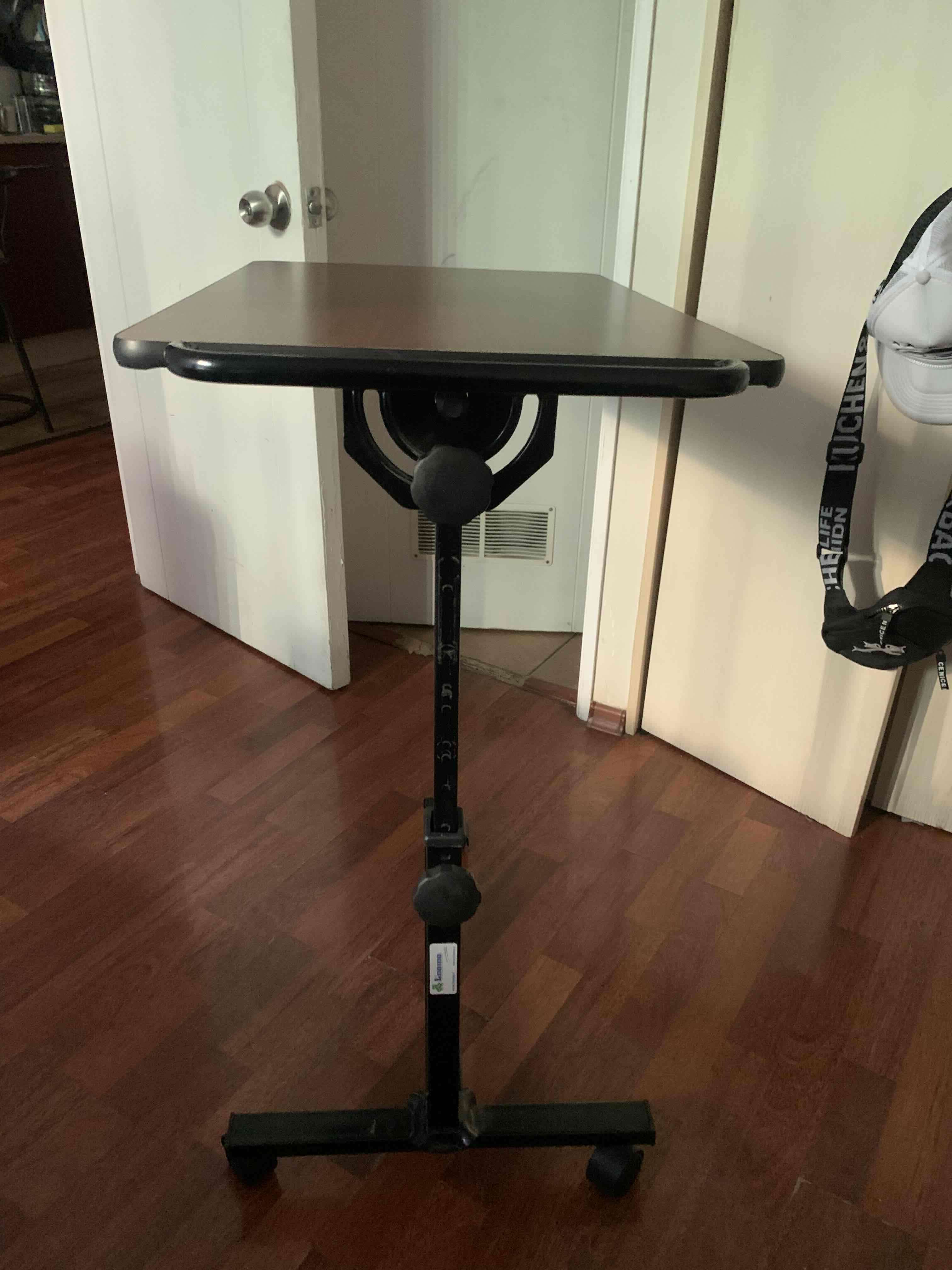 Mesa auxiliar ajustable con ruedas - miniatura 4