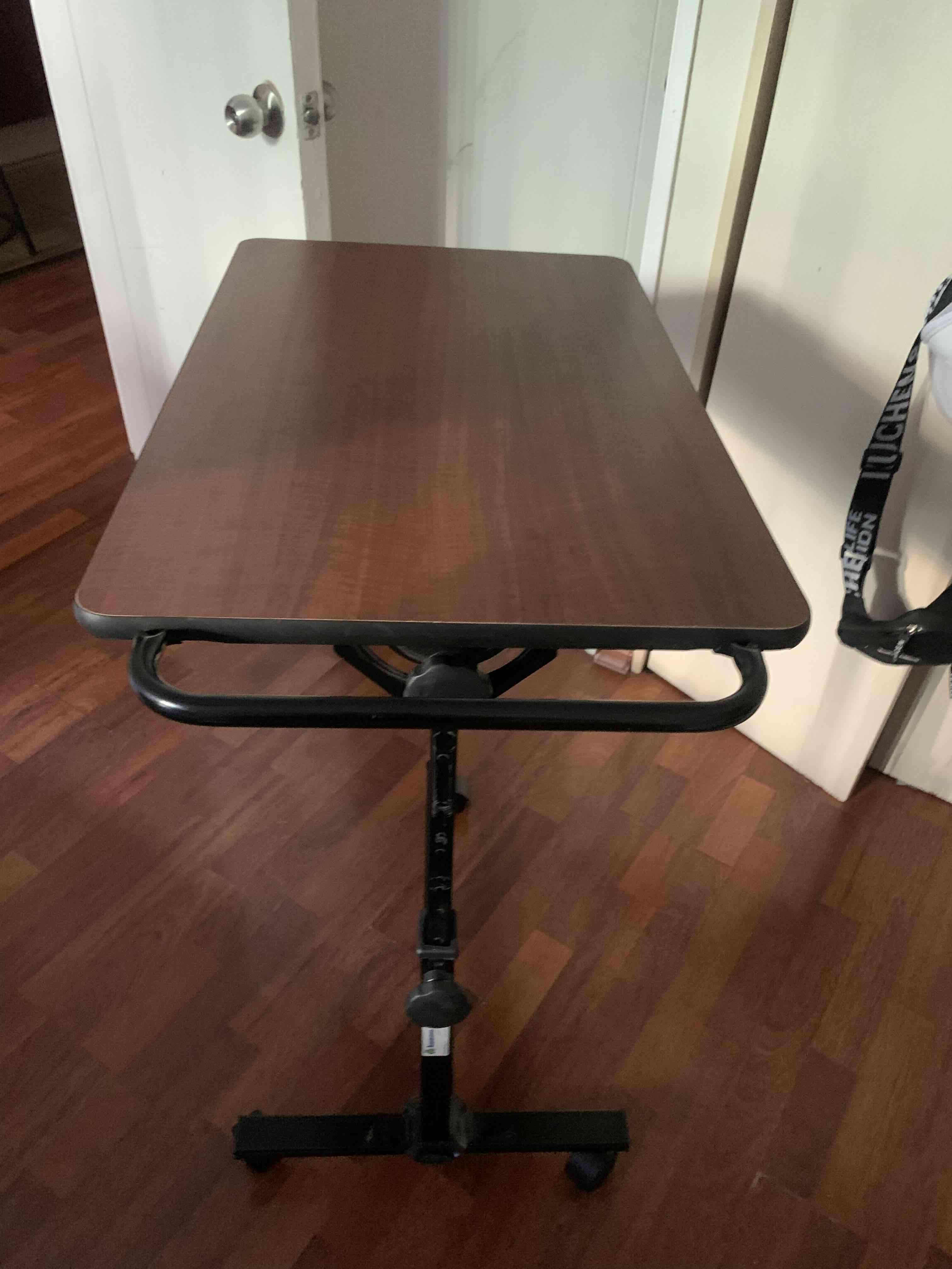 Mesa auxiliar ajustable con ruedas - miniatura 5