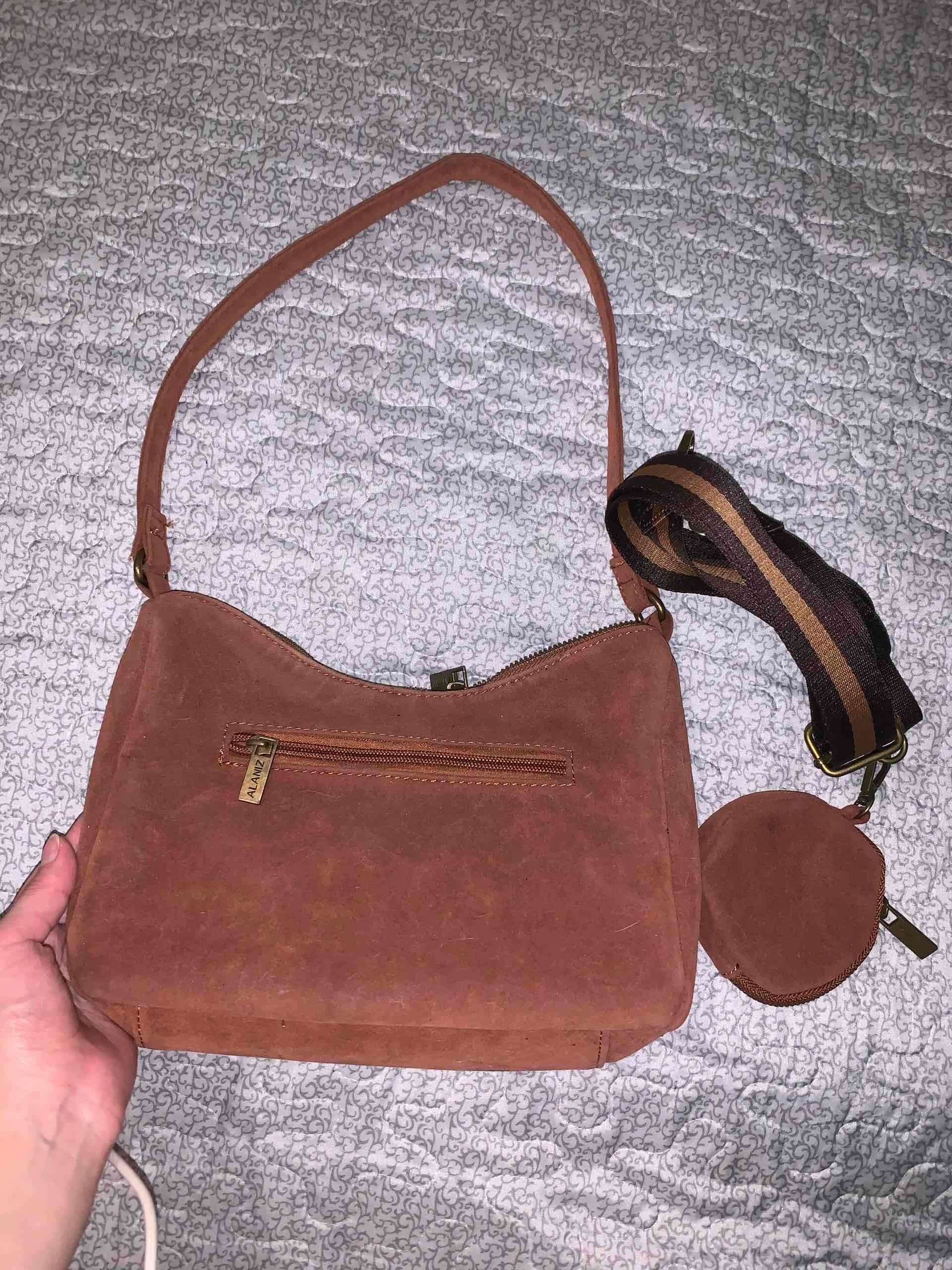 Cartera de gamuza con correa