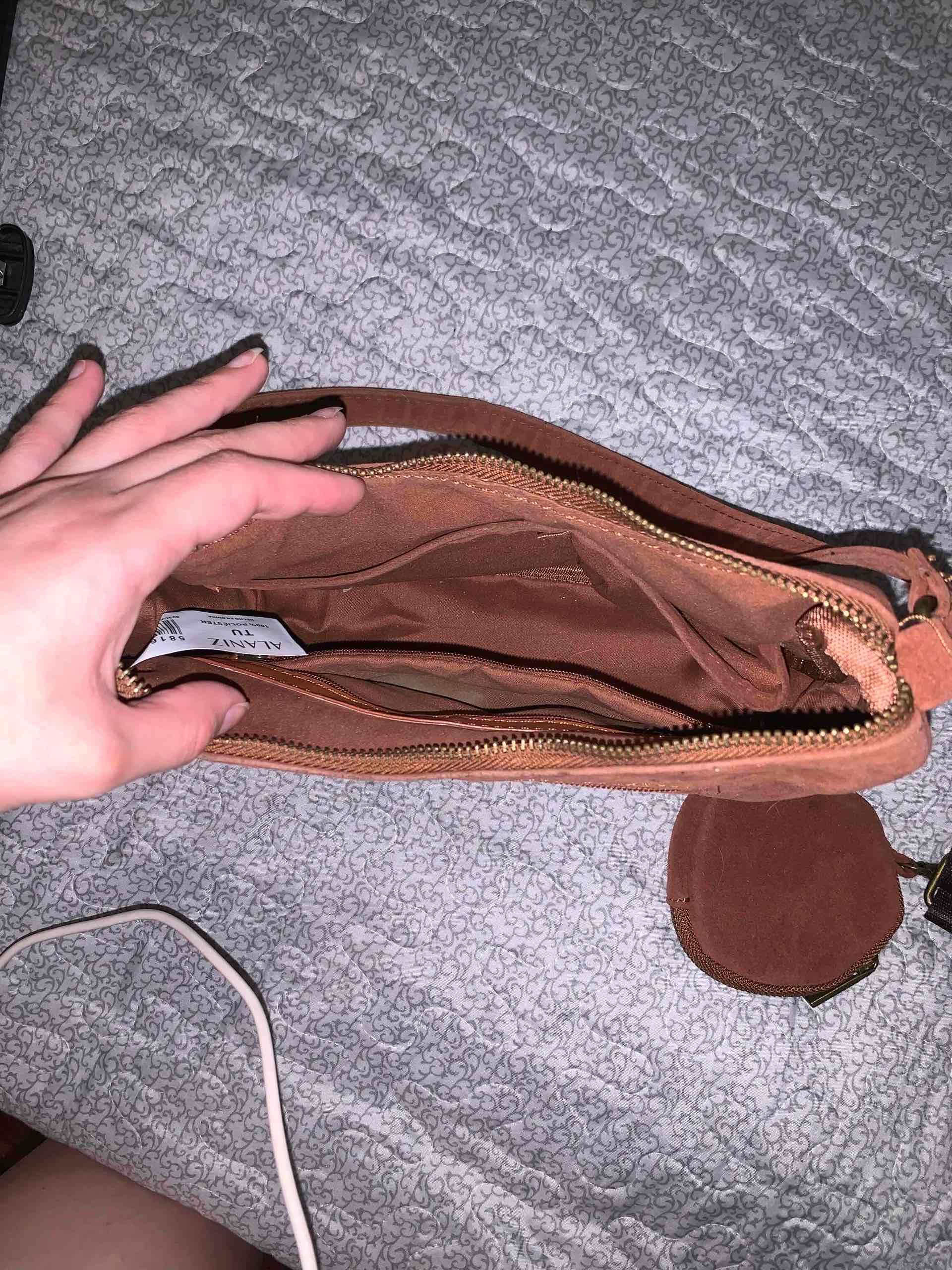 Cartera de gamuza con correa - miniatura 4