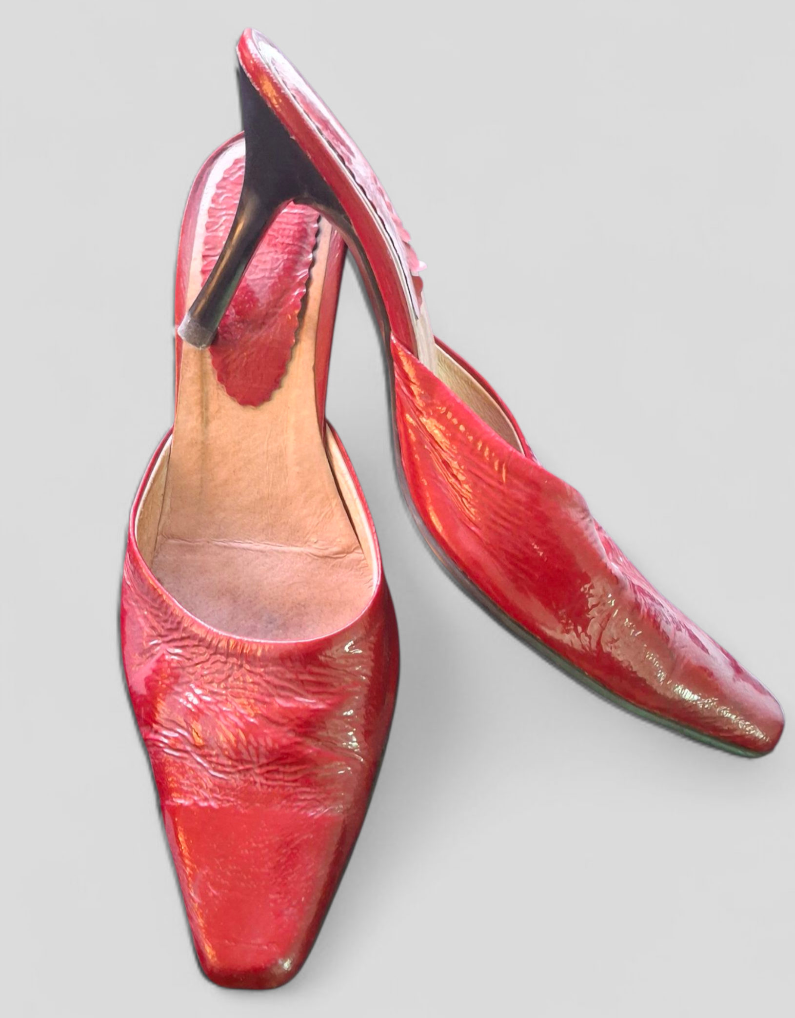 Zapatos de tacón rojos brillantes