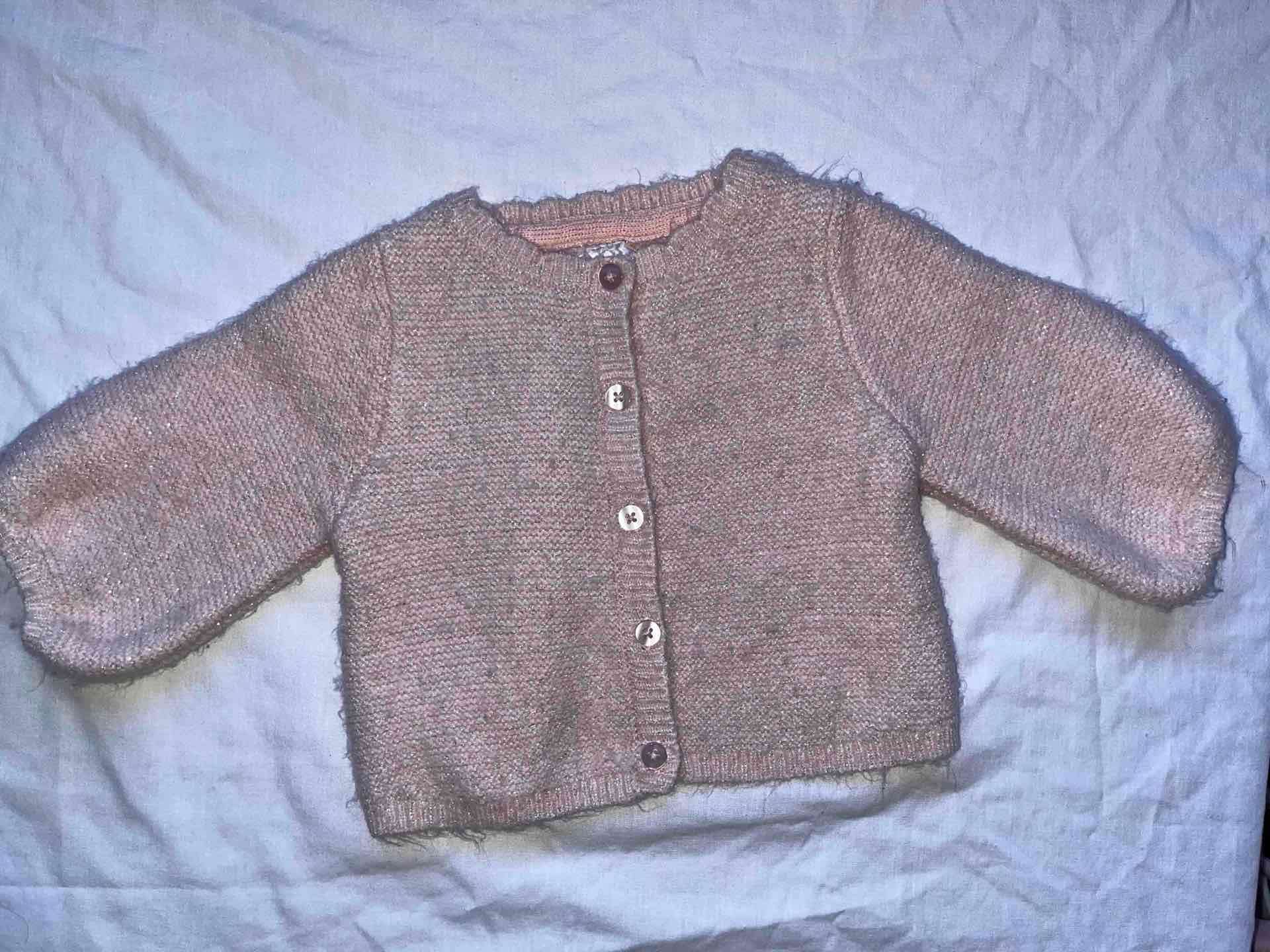 Chaleco de bebé rosada tejida