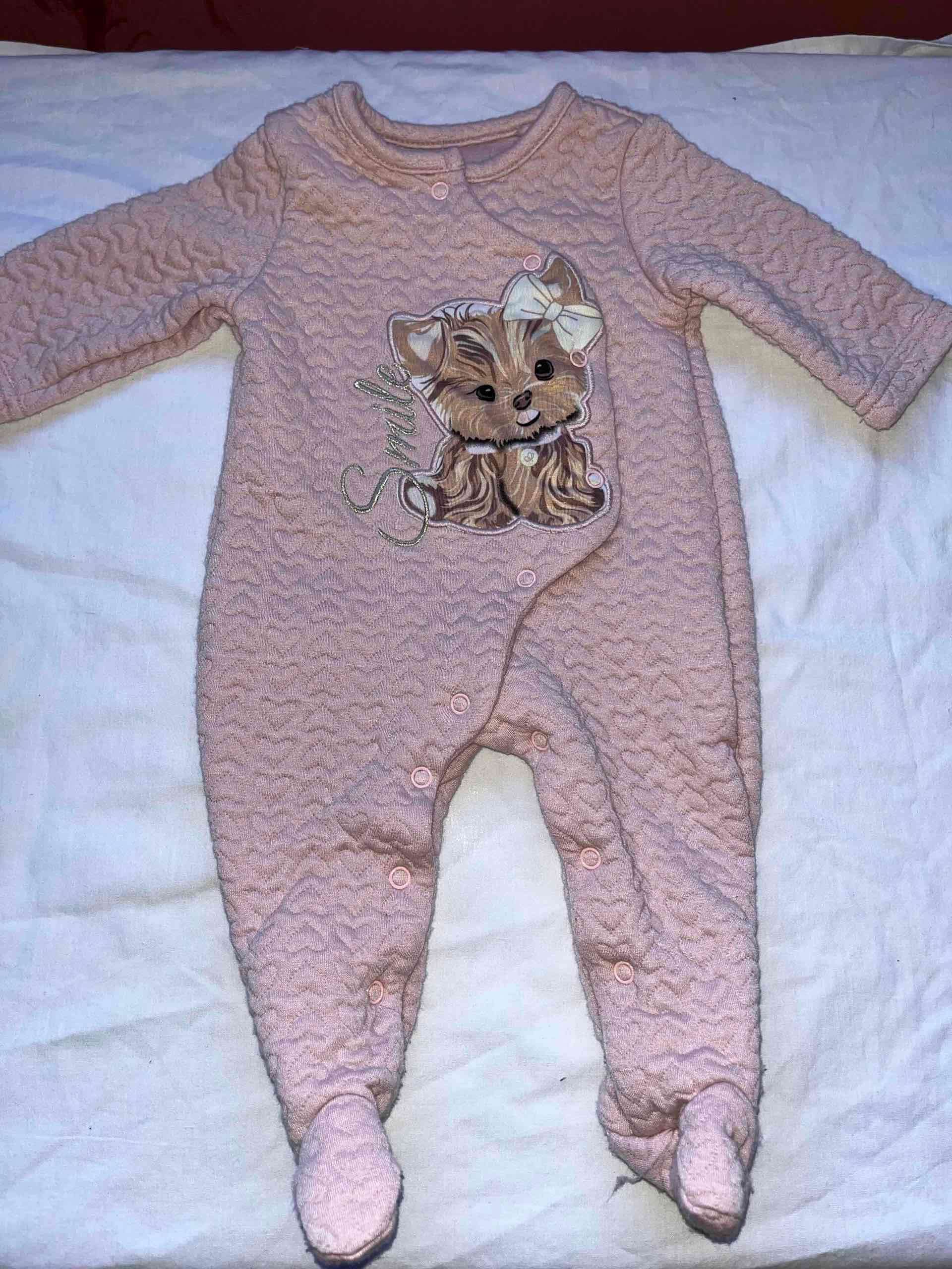 Enterito rosado de bebé con diseño