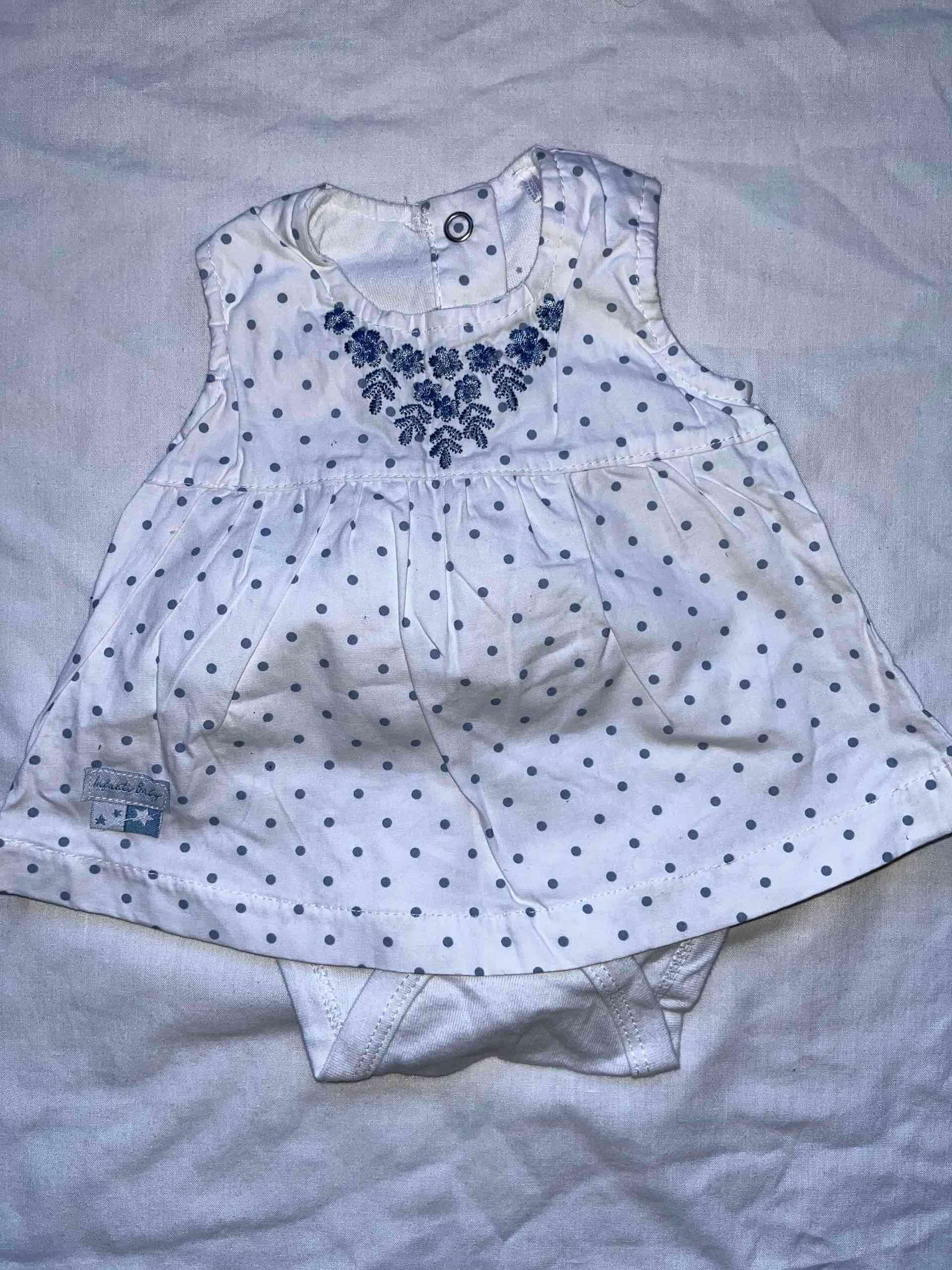 Vestido blanco con bordado azul