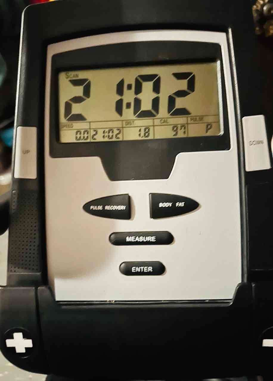 Bicicleta estática negra con asiento - miniatura 2