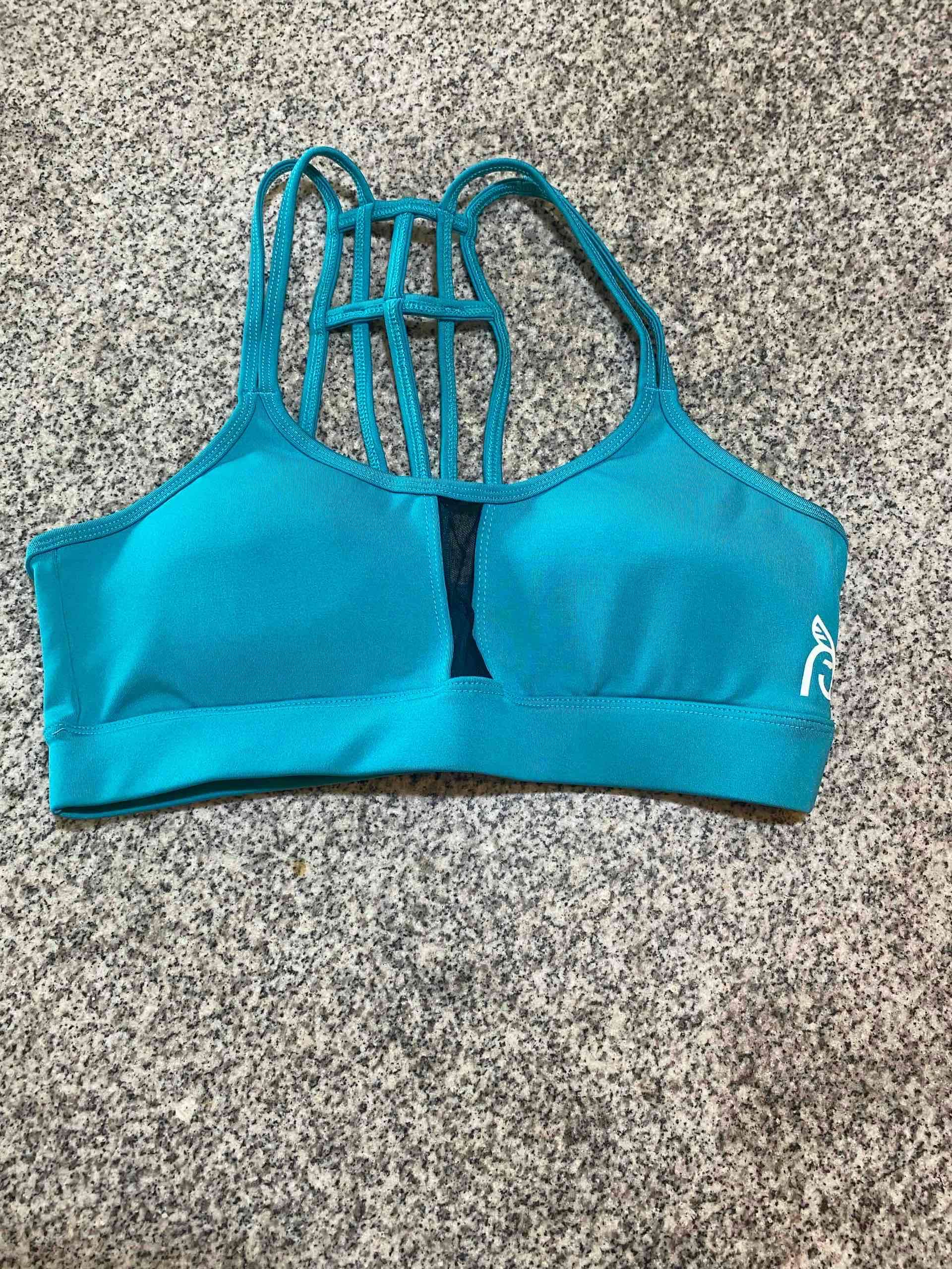 Top deportivo azul con tirantes