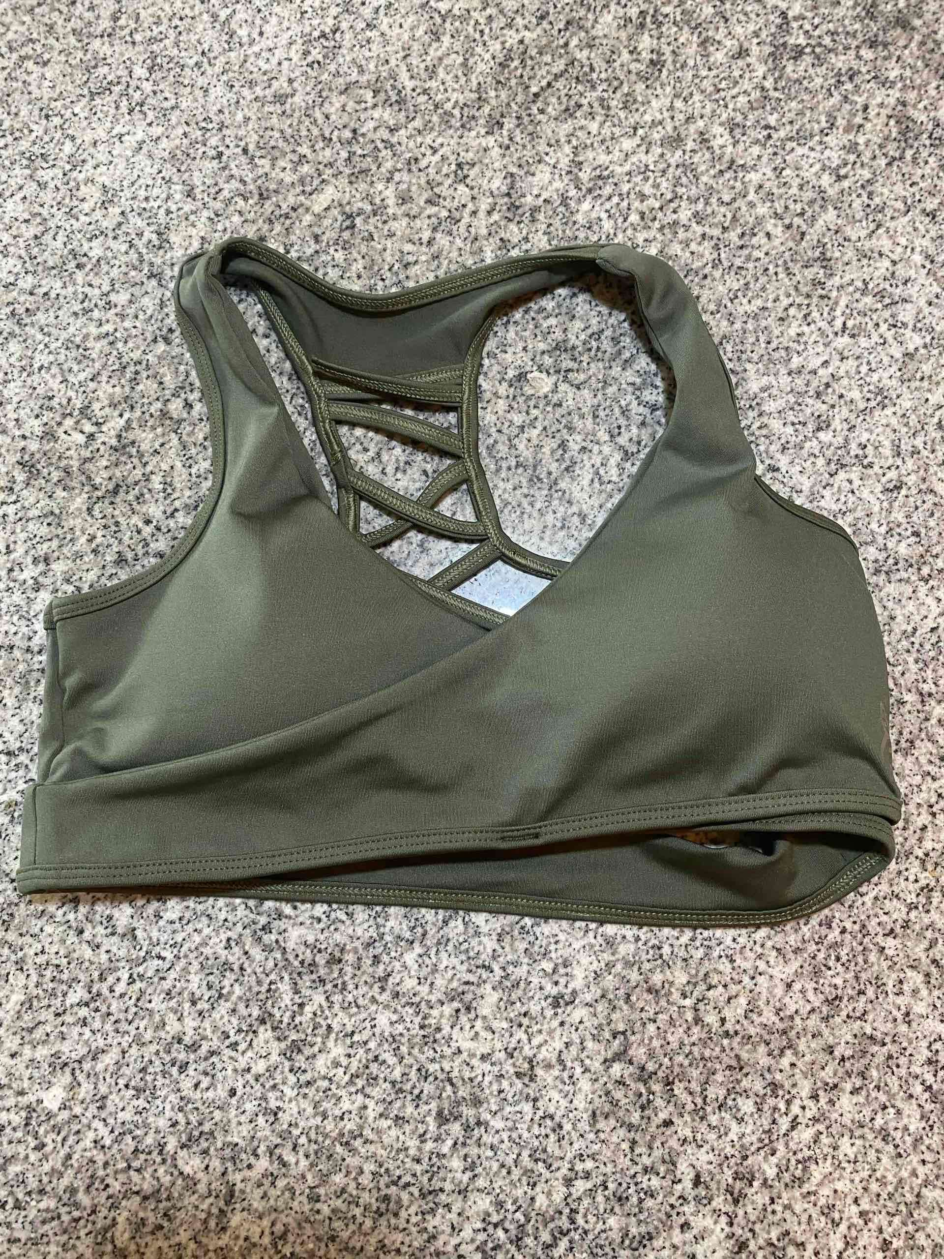 Top deportivo verde oliva