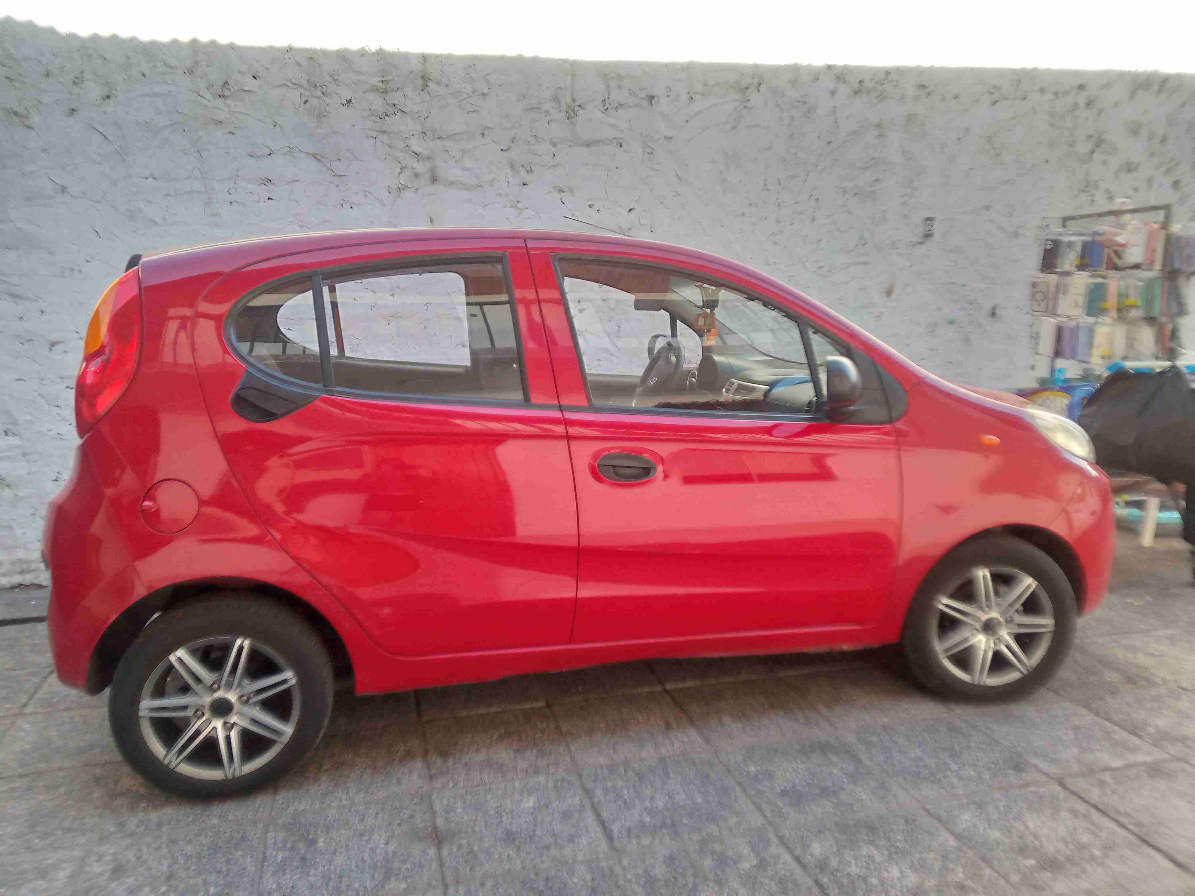 Auto compacto rojo - miniatura 2