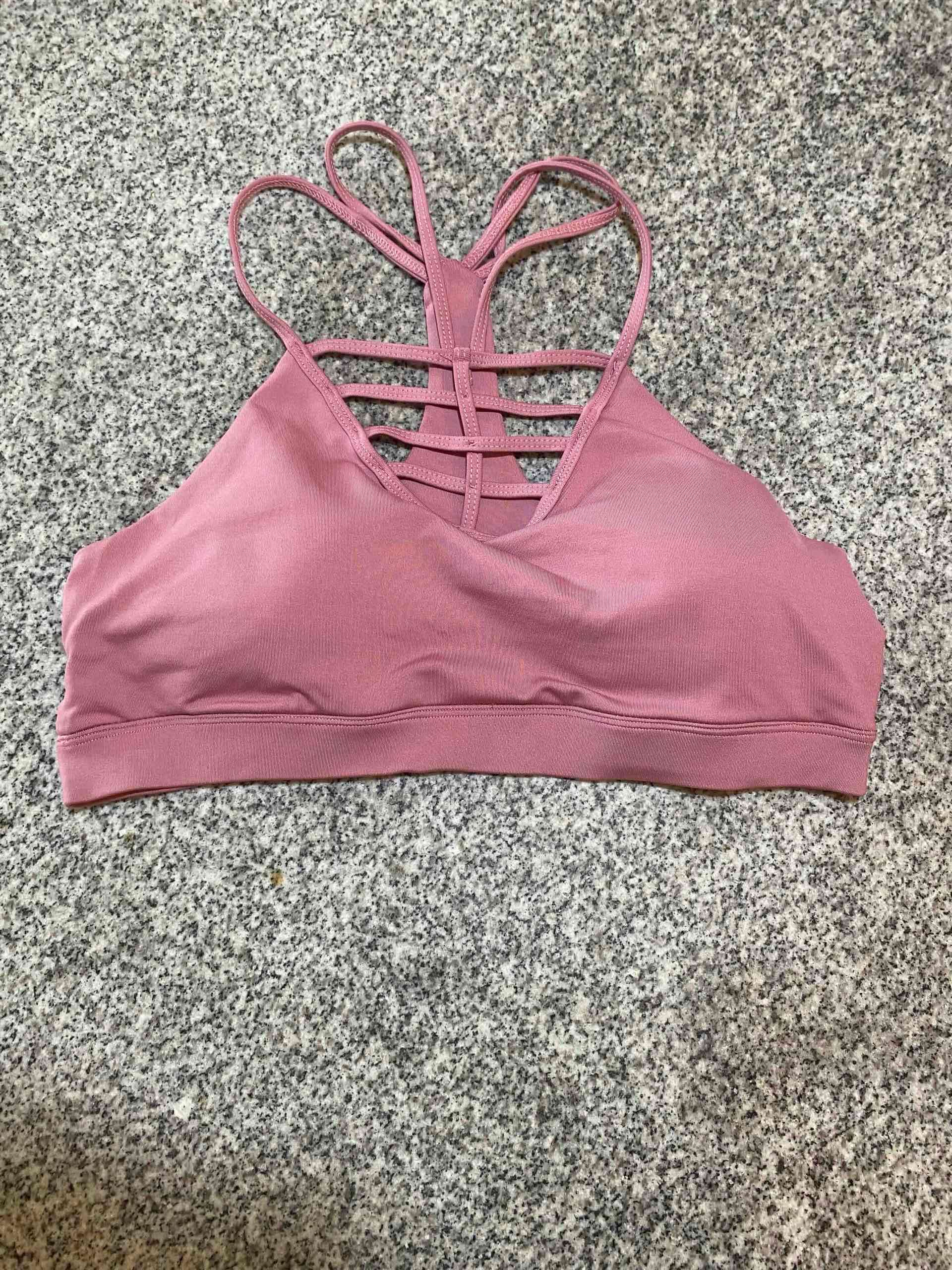 Top deportivo rosado con tiras