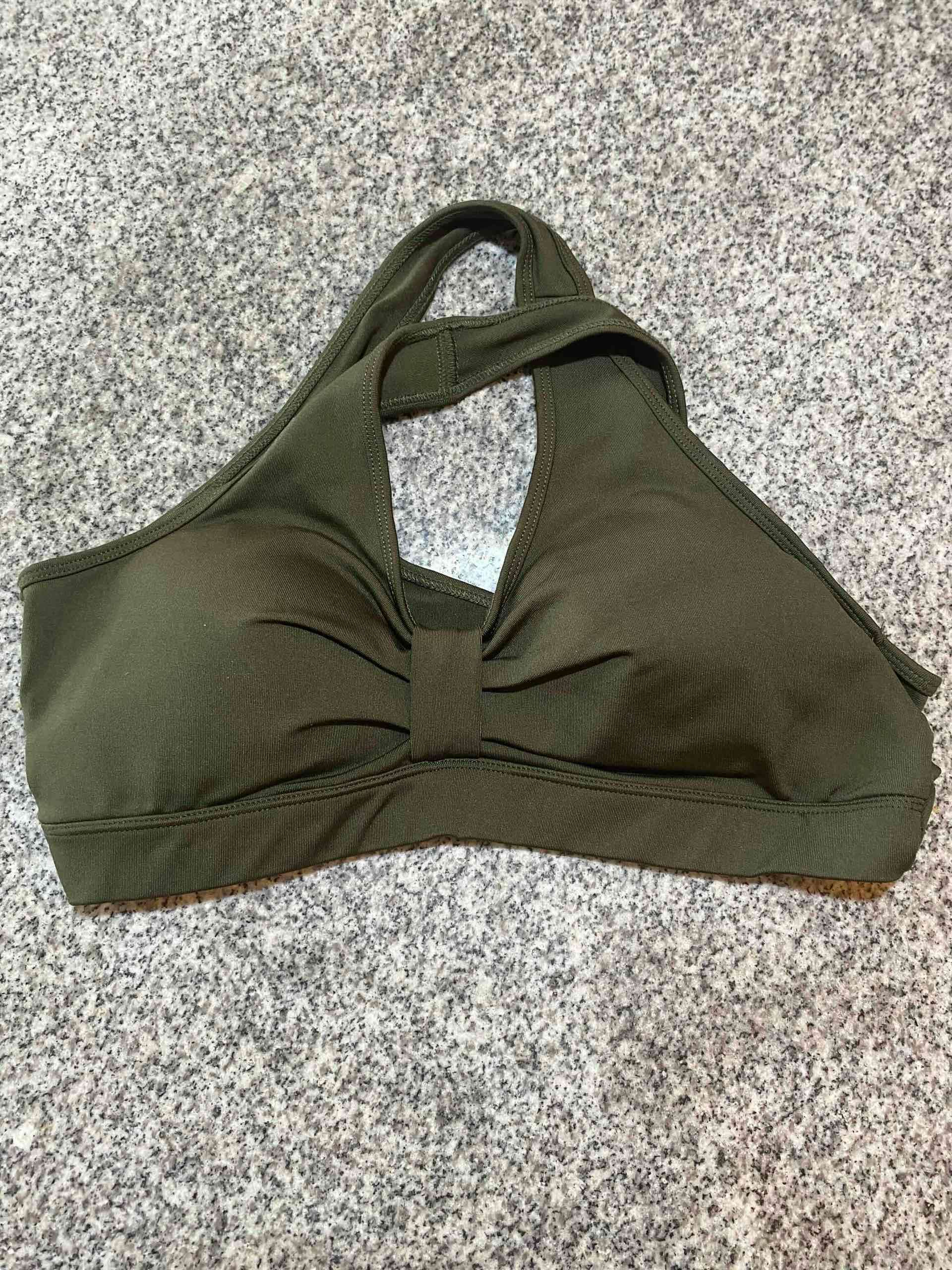 Top deportivo verde oliva