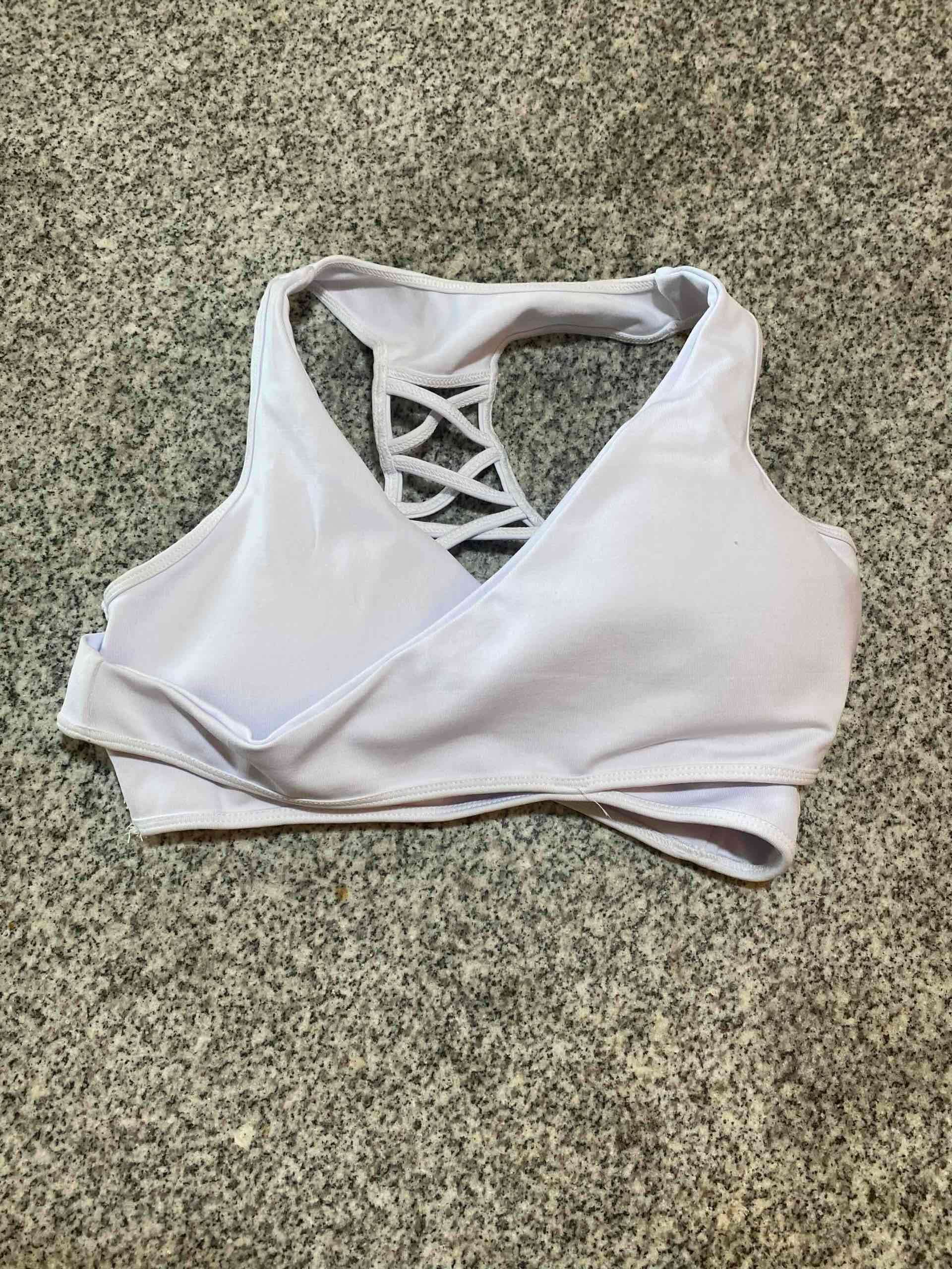 Top deportivo blanco con diseño