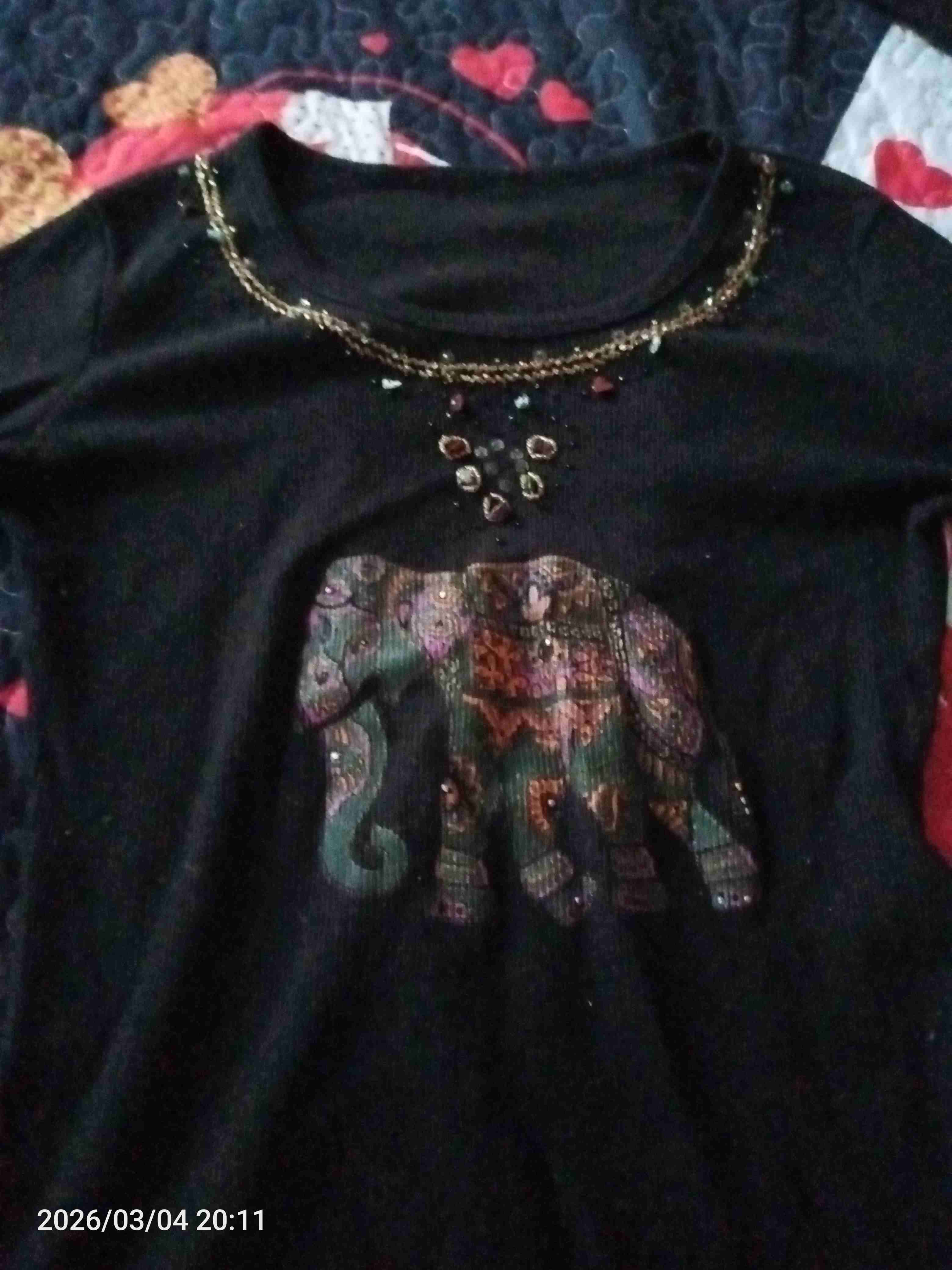Polera negra manga larga con diseño de elefante
