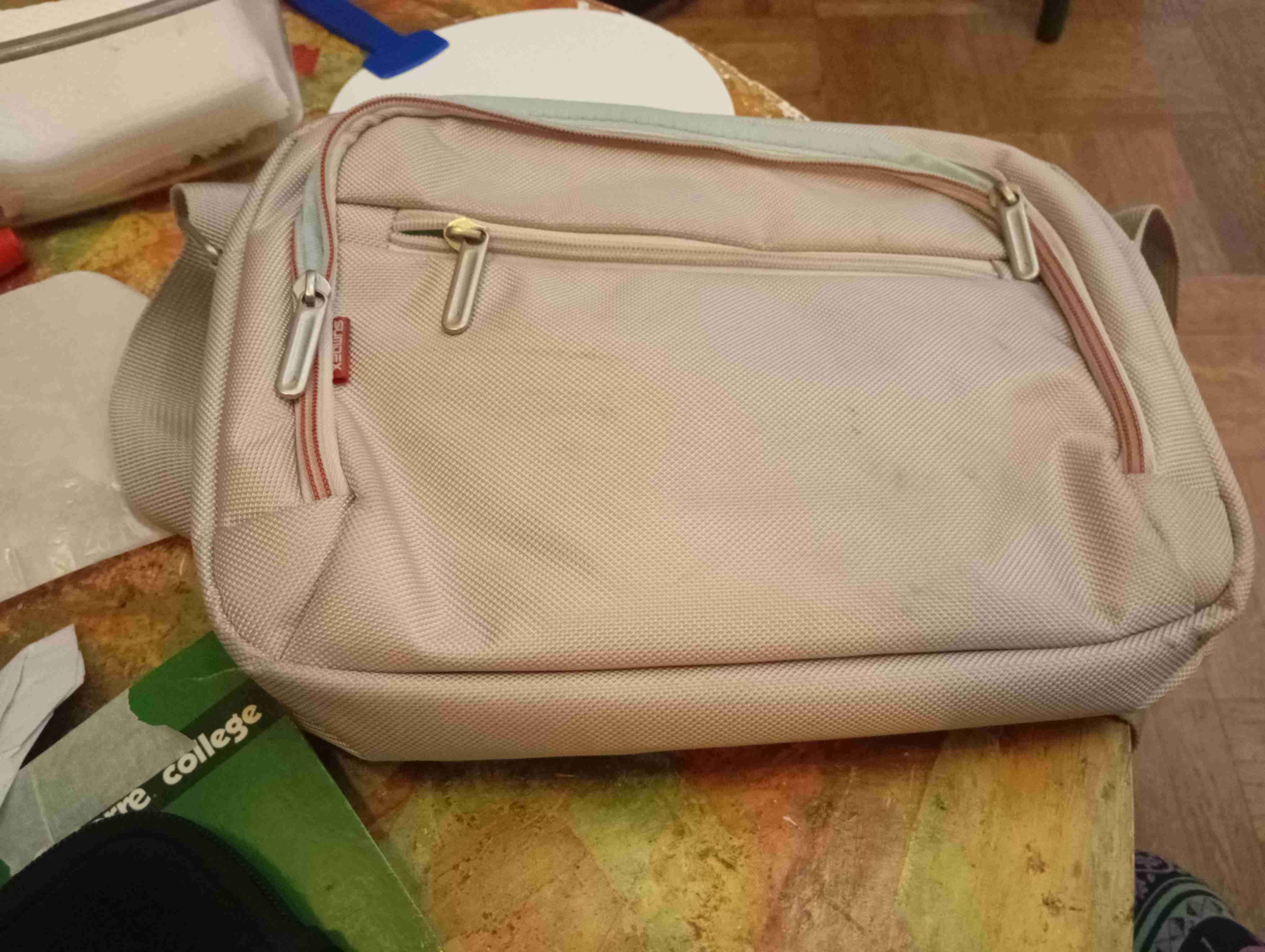 Bolso beige compacto