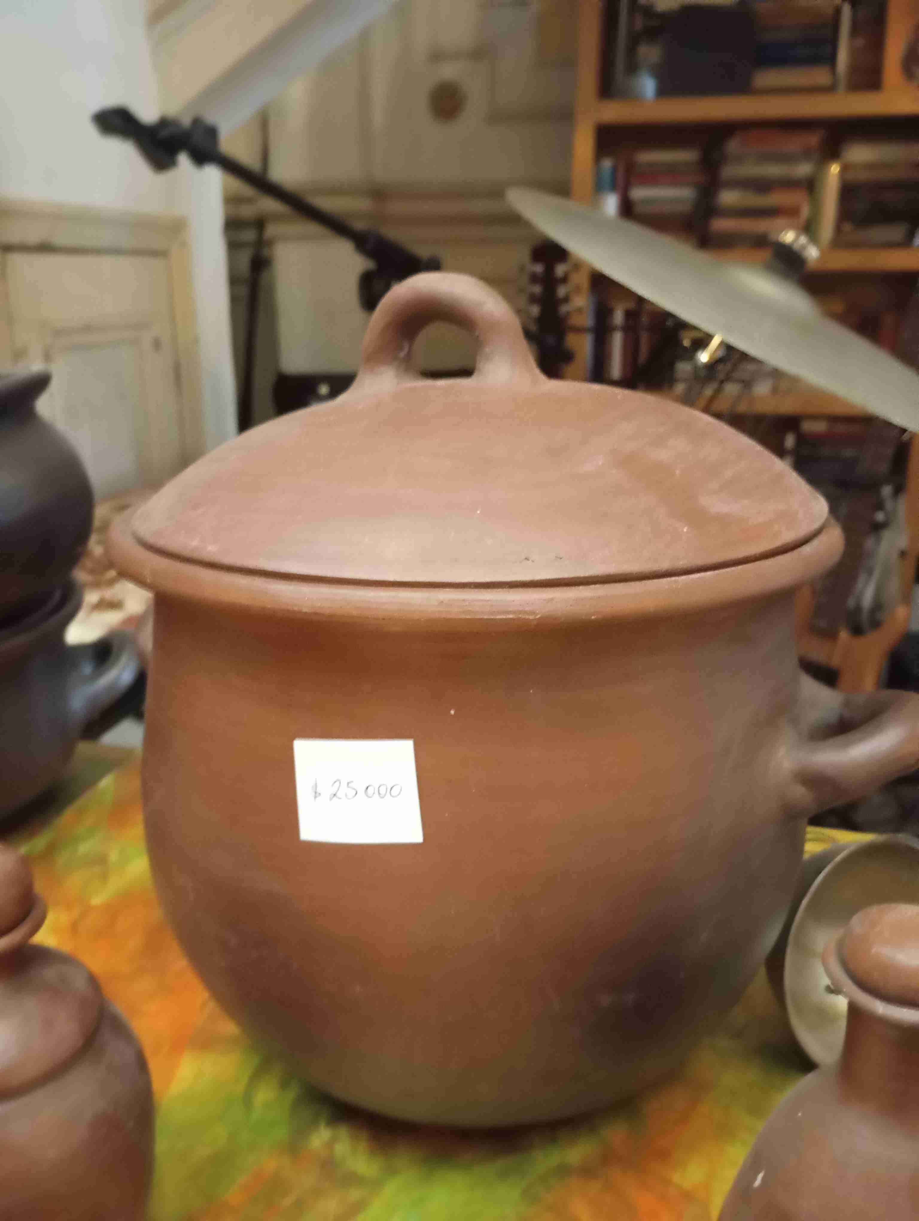 Olla de barro con tapa