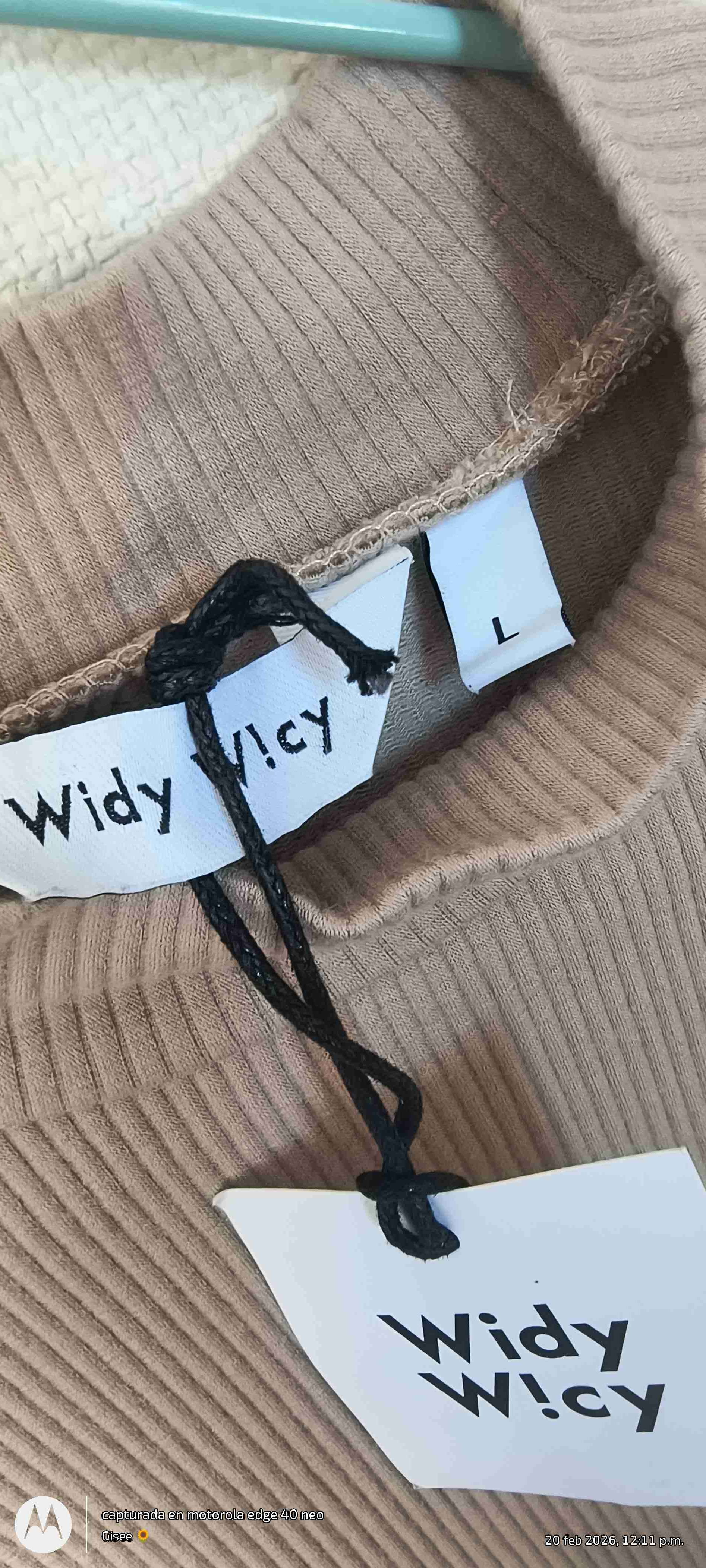 Vestido beige cuello alto - miniatura 2