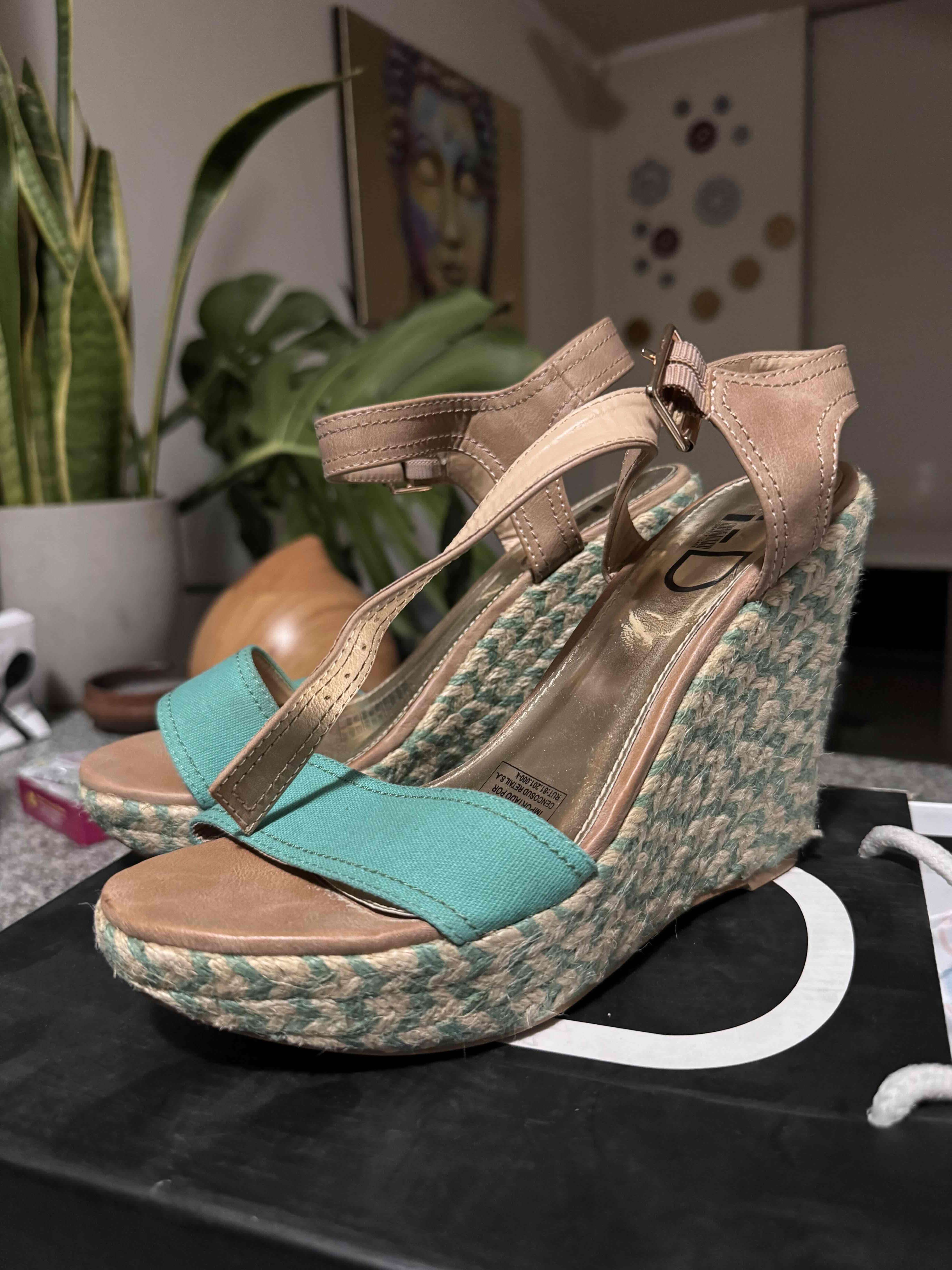 Sandalias de cuña verde y beige