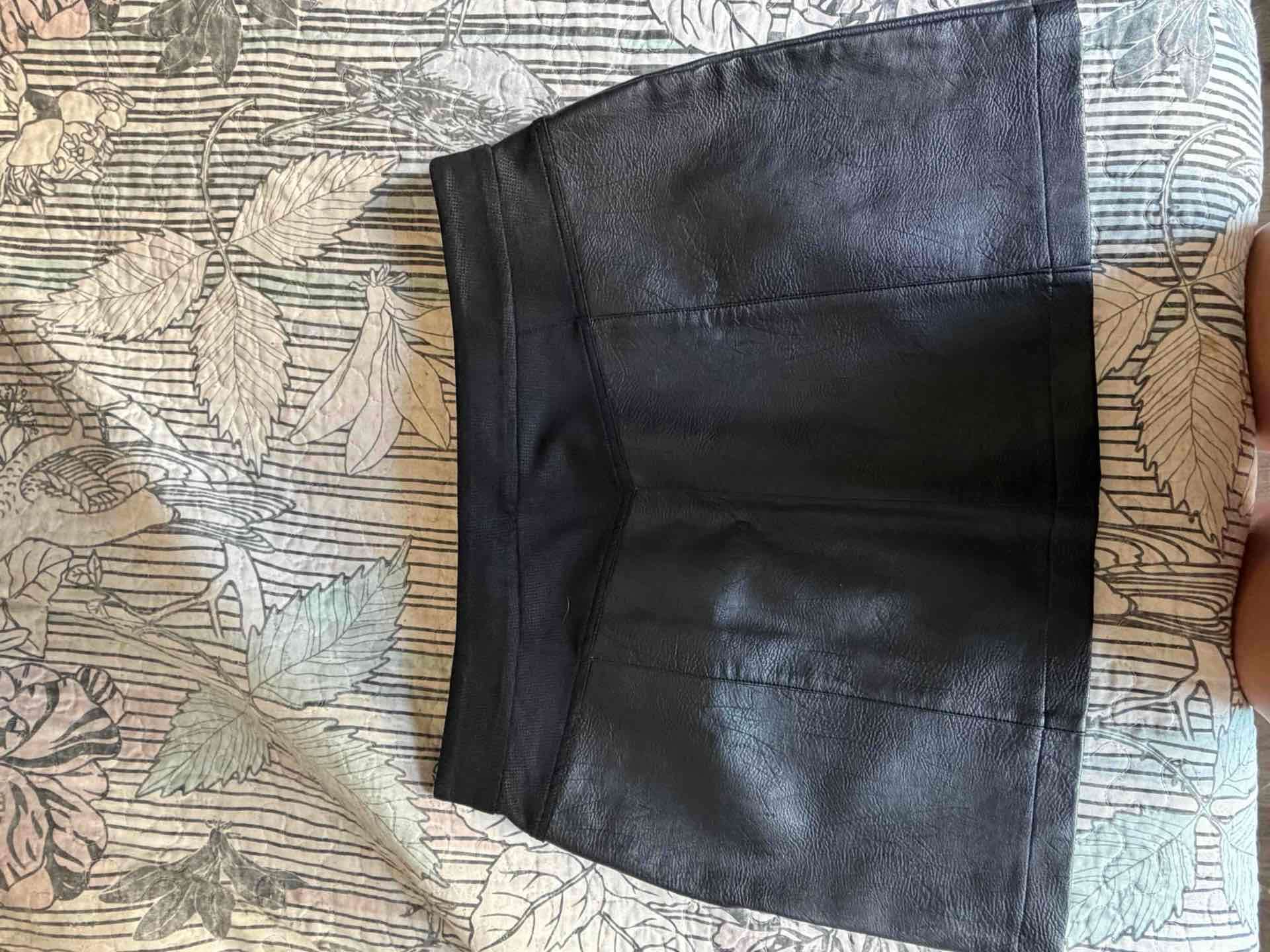 Mini falda negra de cuero