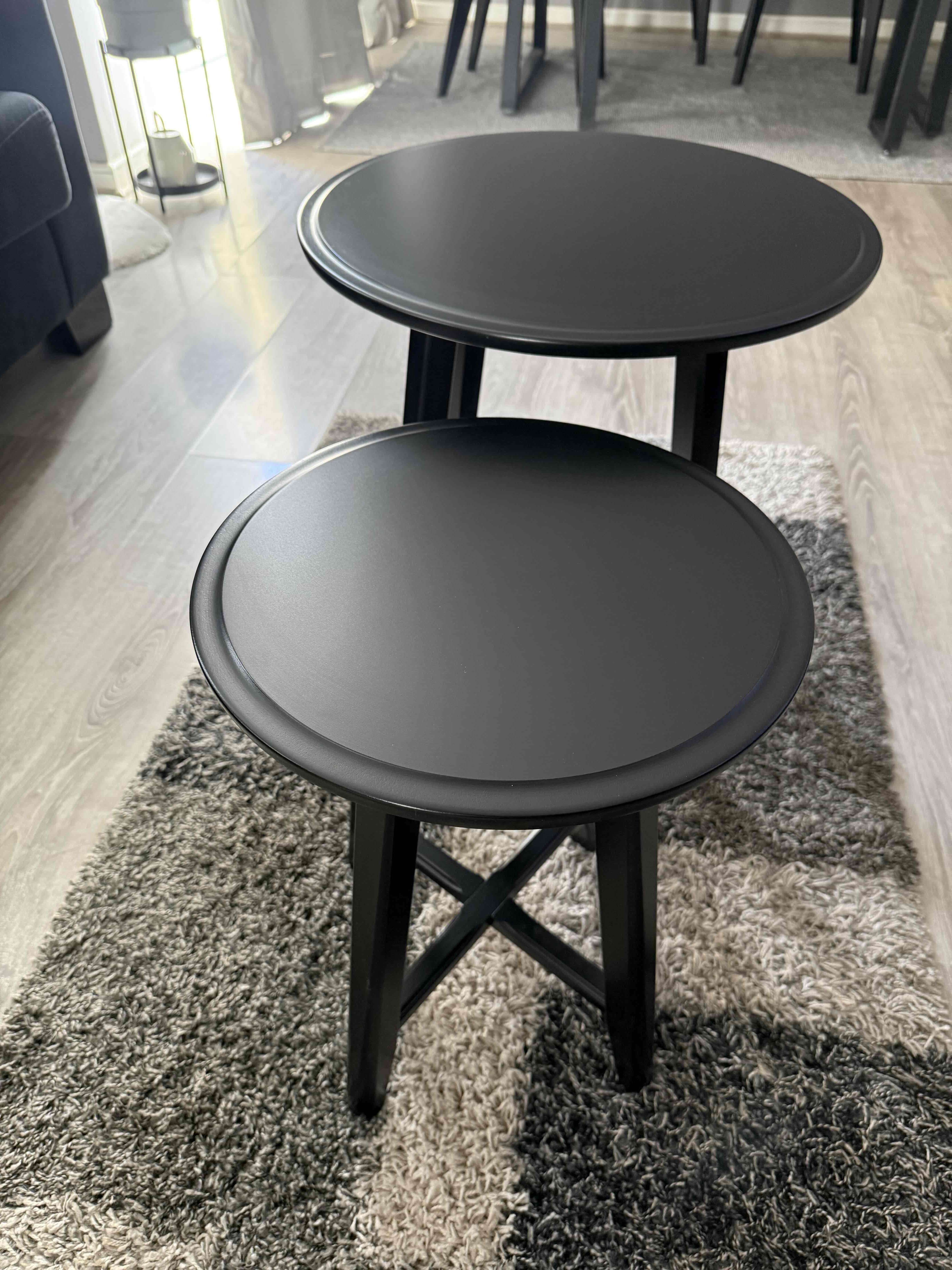 Mesas auxiliares negras modernas