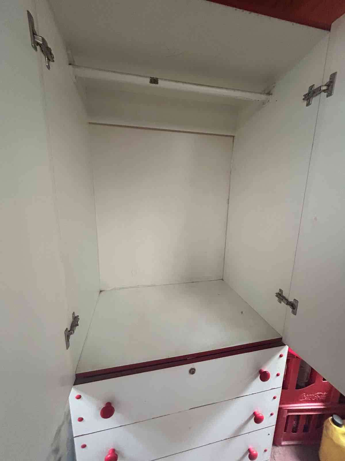 Closet blanco con cajones - miniatura 2