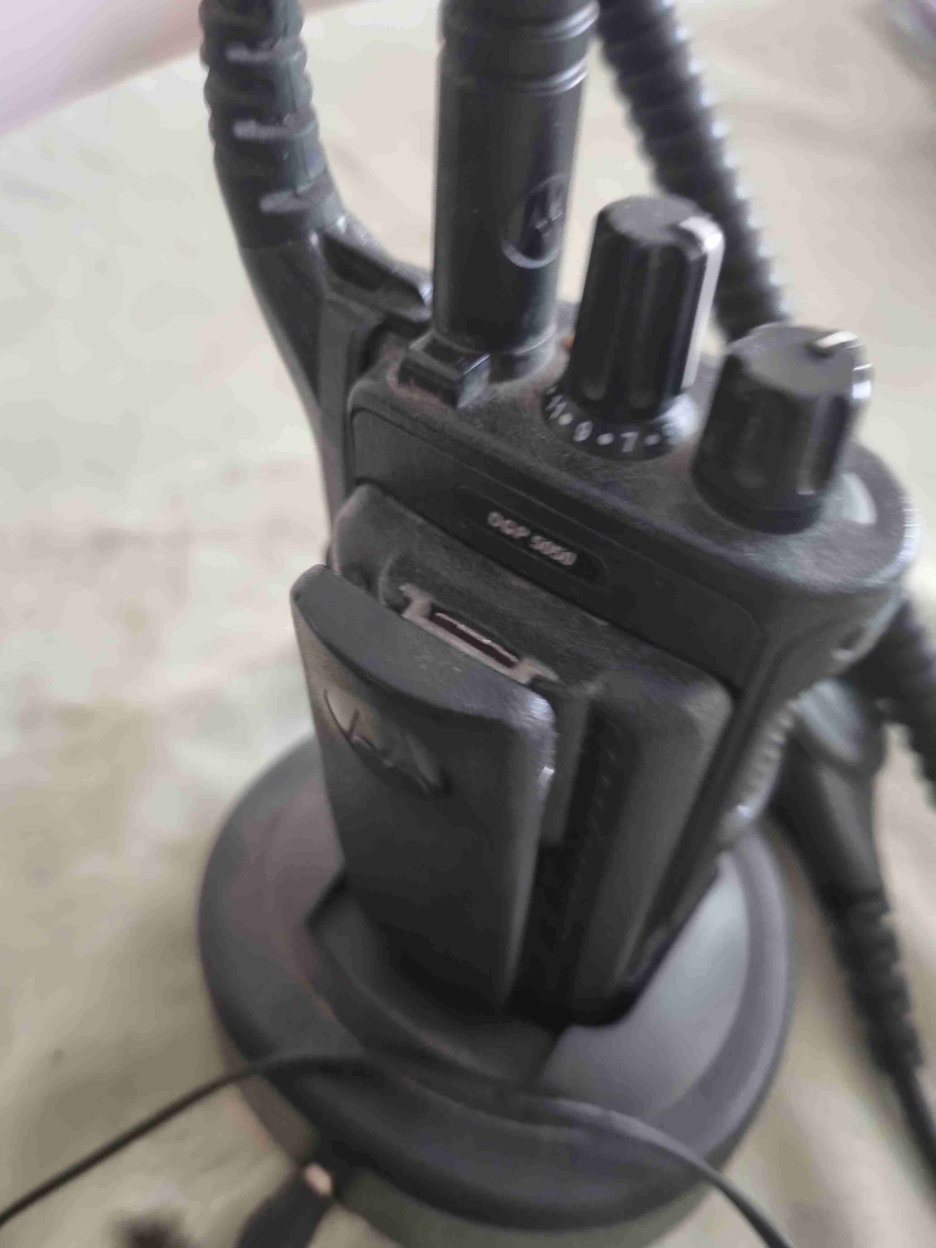 Radio Motorola DGP5050 con micrófono - miniatura 2