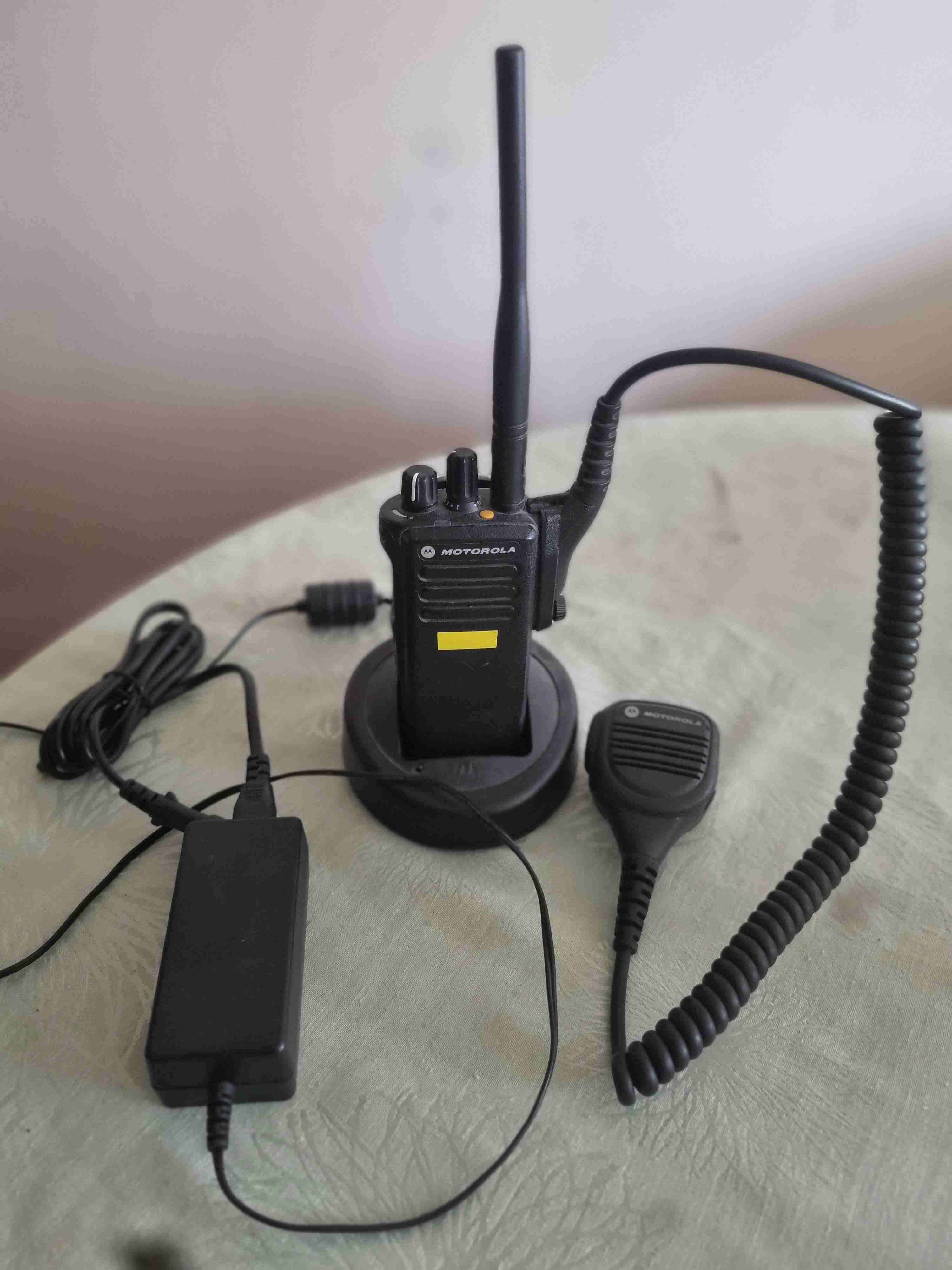 Radio Motorola DGP5050 con micrófono - miniatura 3