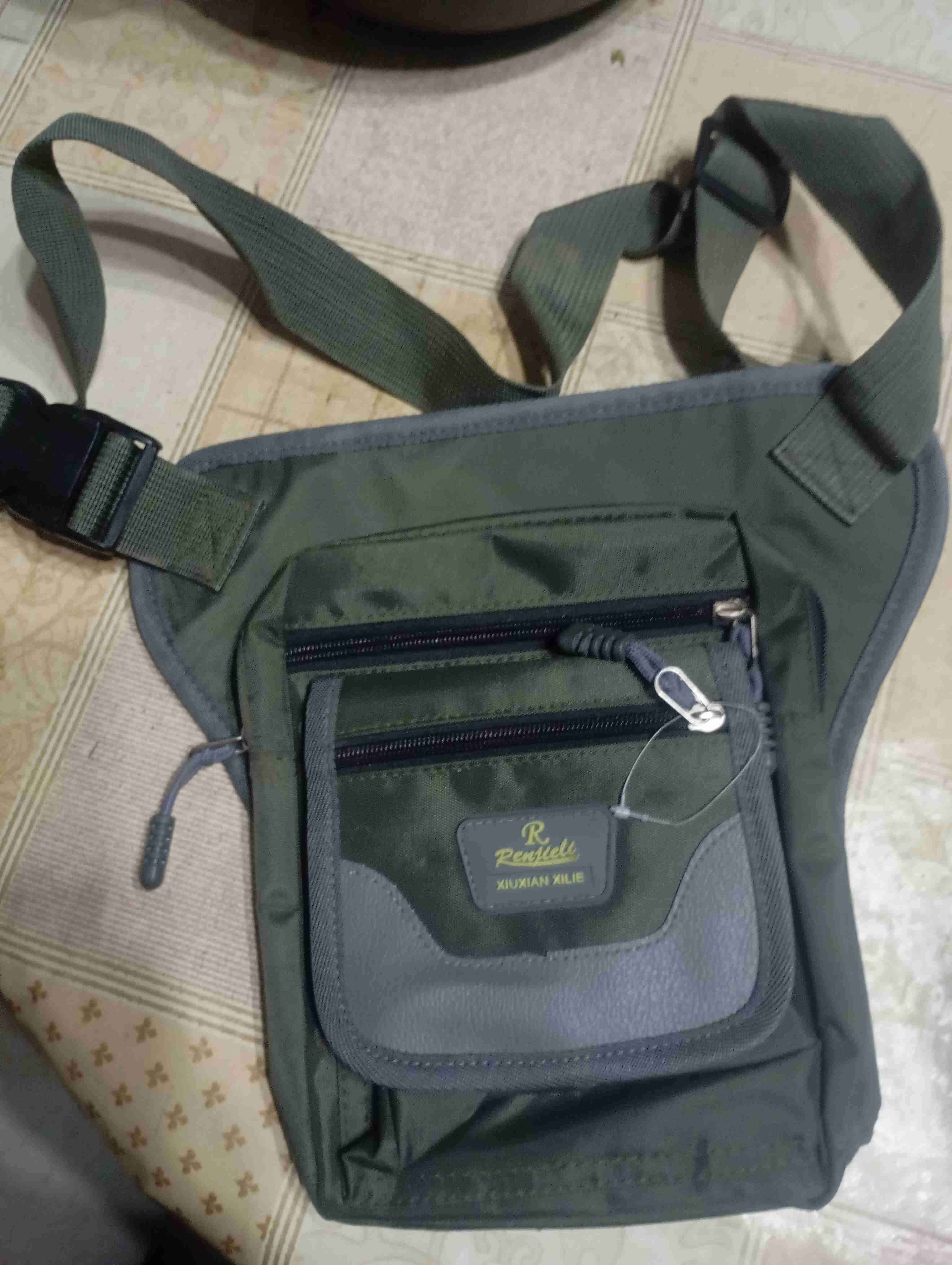 Banano verde con múltiples bolsillos