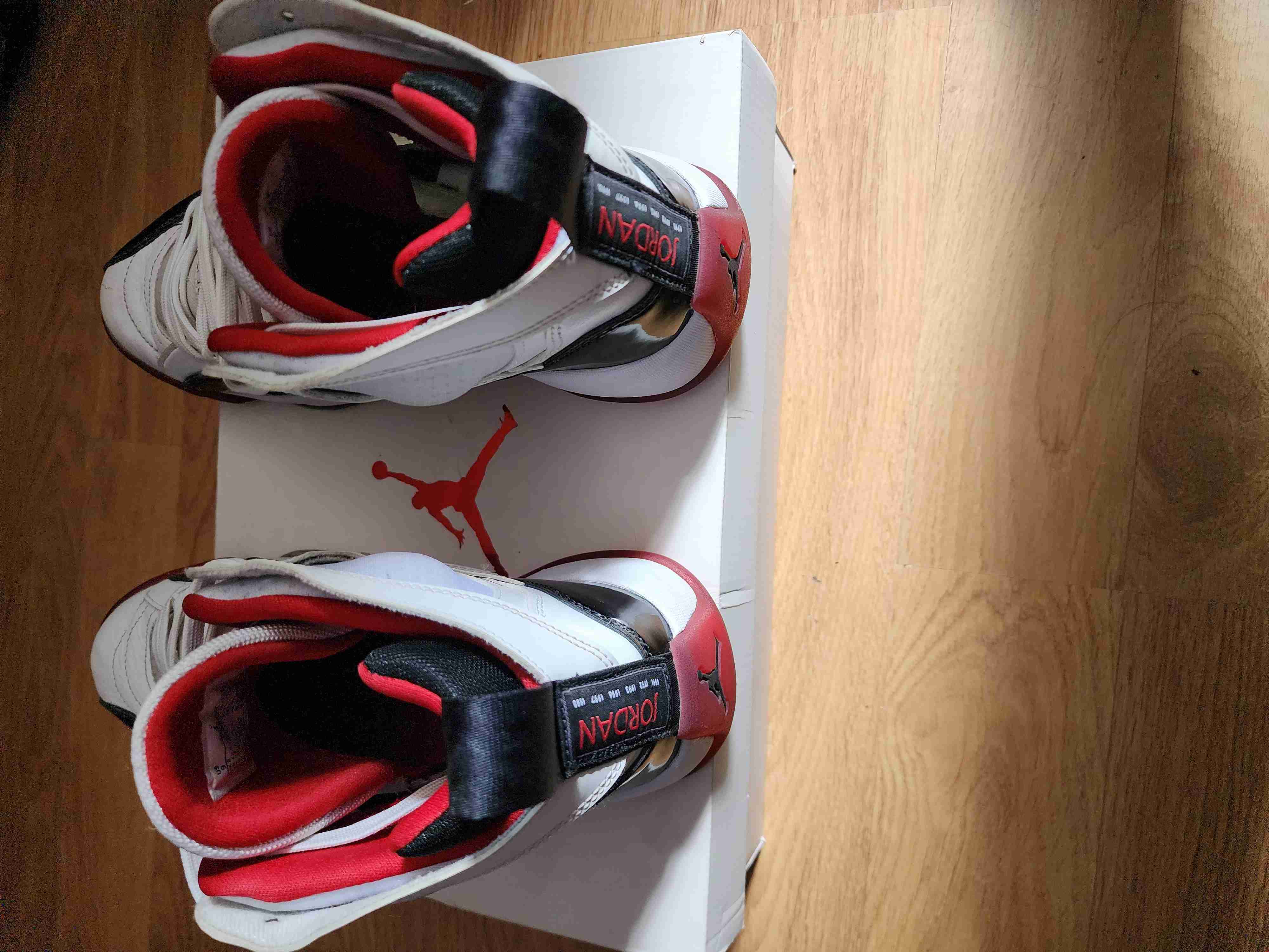 Zapatillas deportivas blancas y rojas - miniatura 2