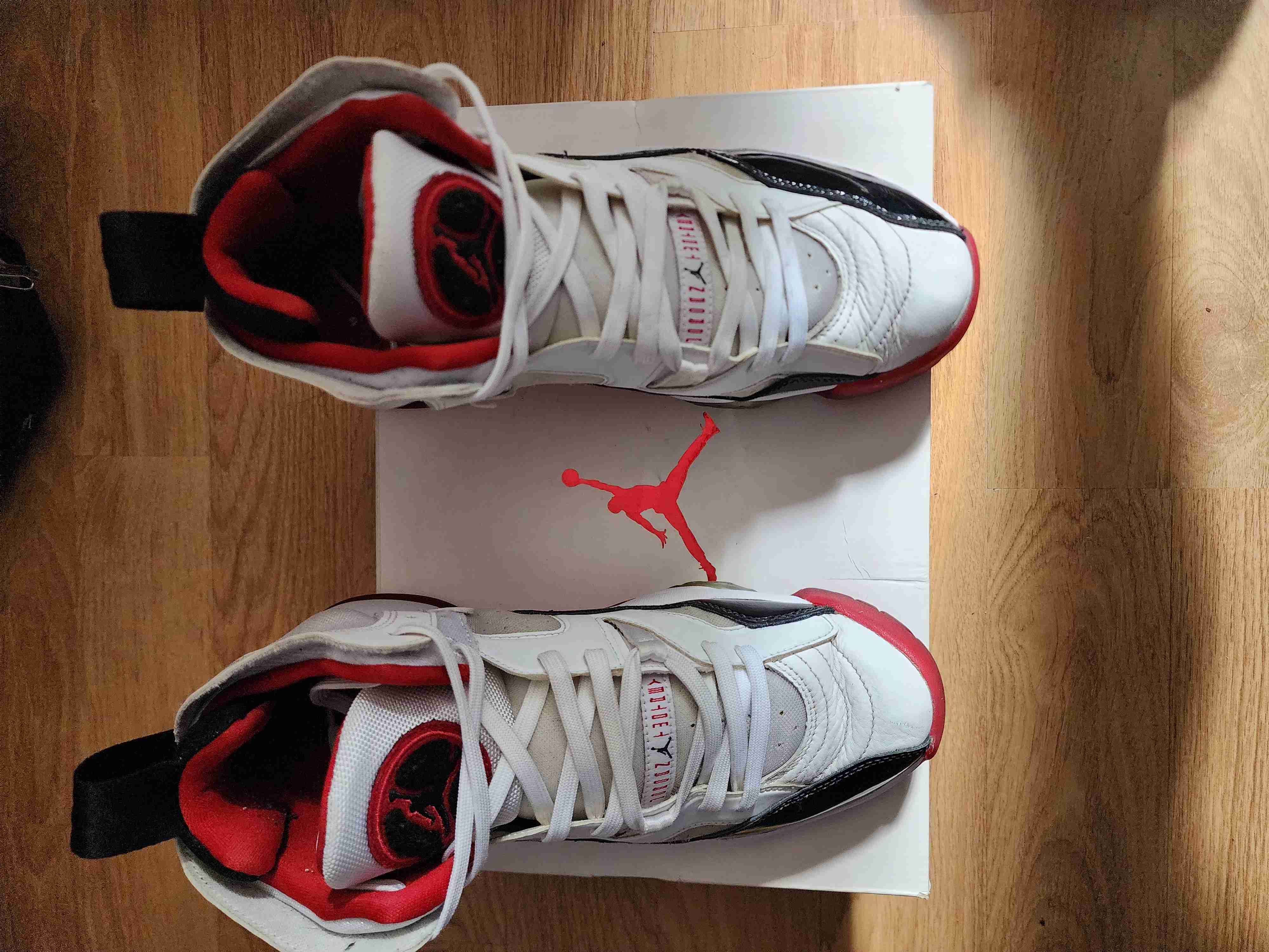 Zapatillas deportivas blancas y rojas - miniatura 3