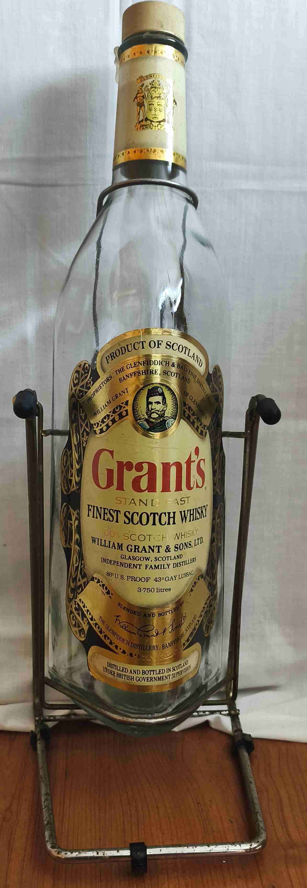 Botella vacía de whisky Grant's