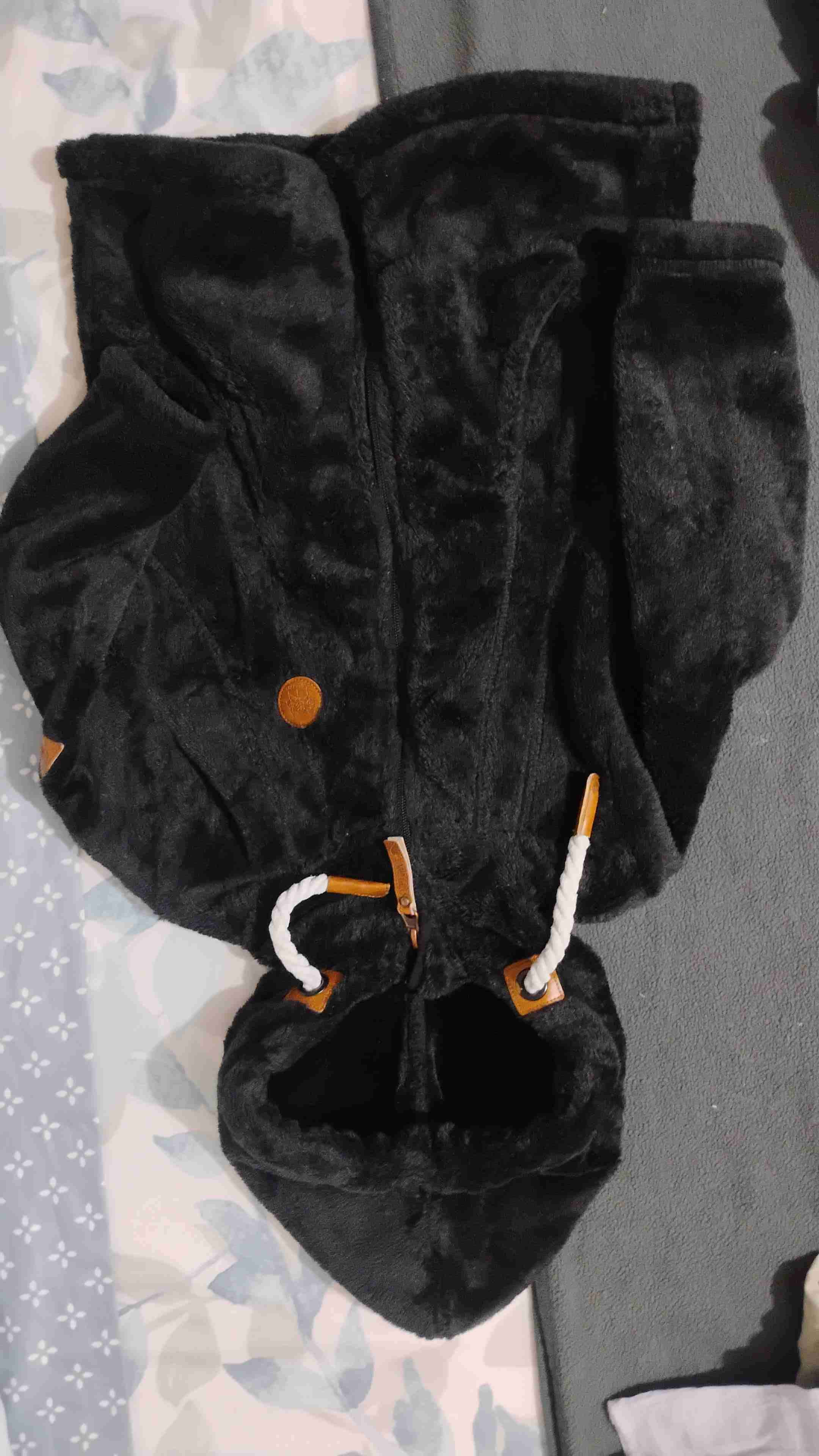 Abrigo negro con capucha