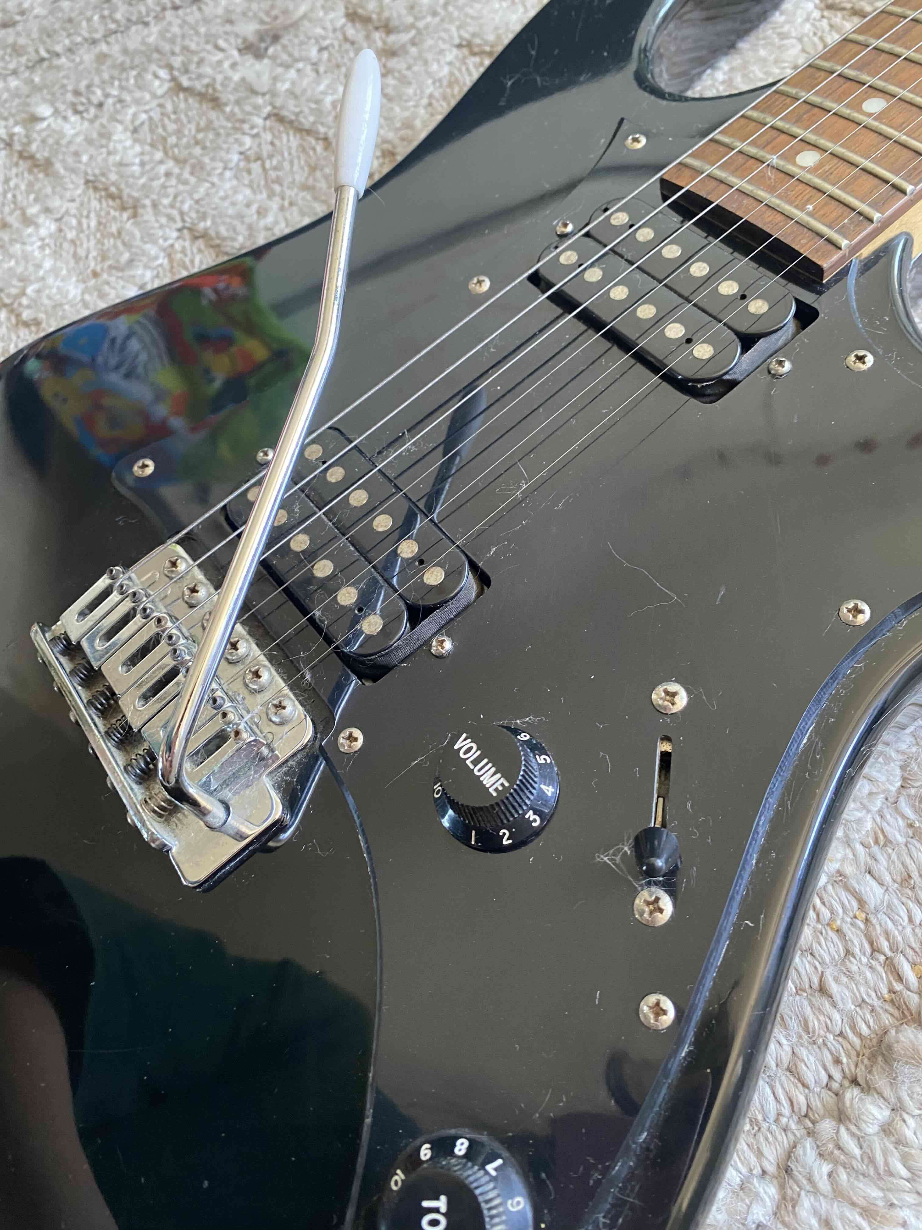 Guitarra eléctrica negra Ibanez - miniatura 2