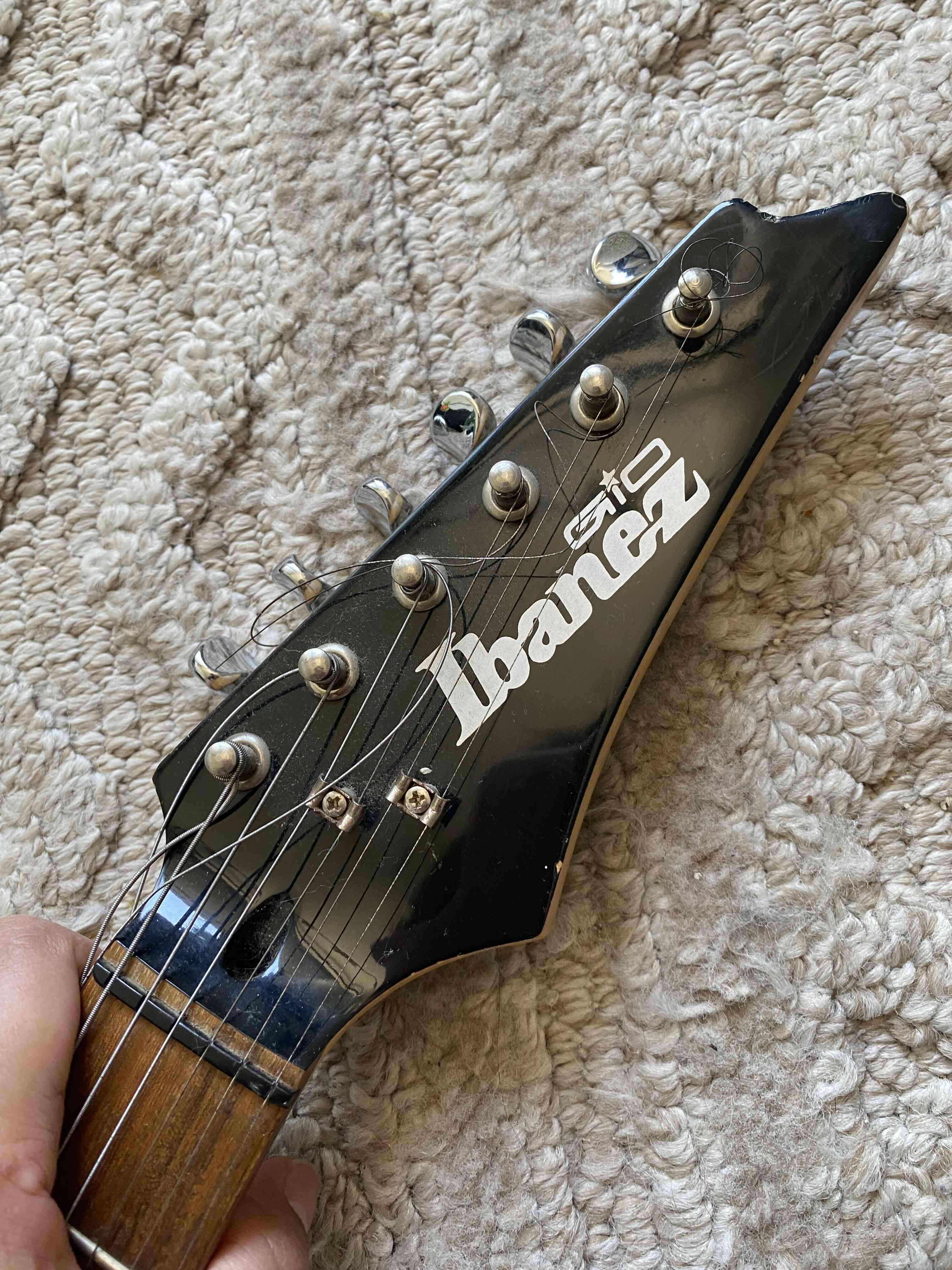Guitarra eléctrica negra Ibanez - miniatura 3